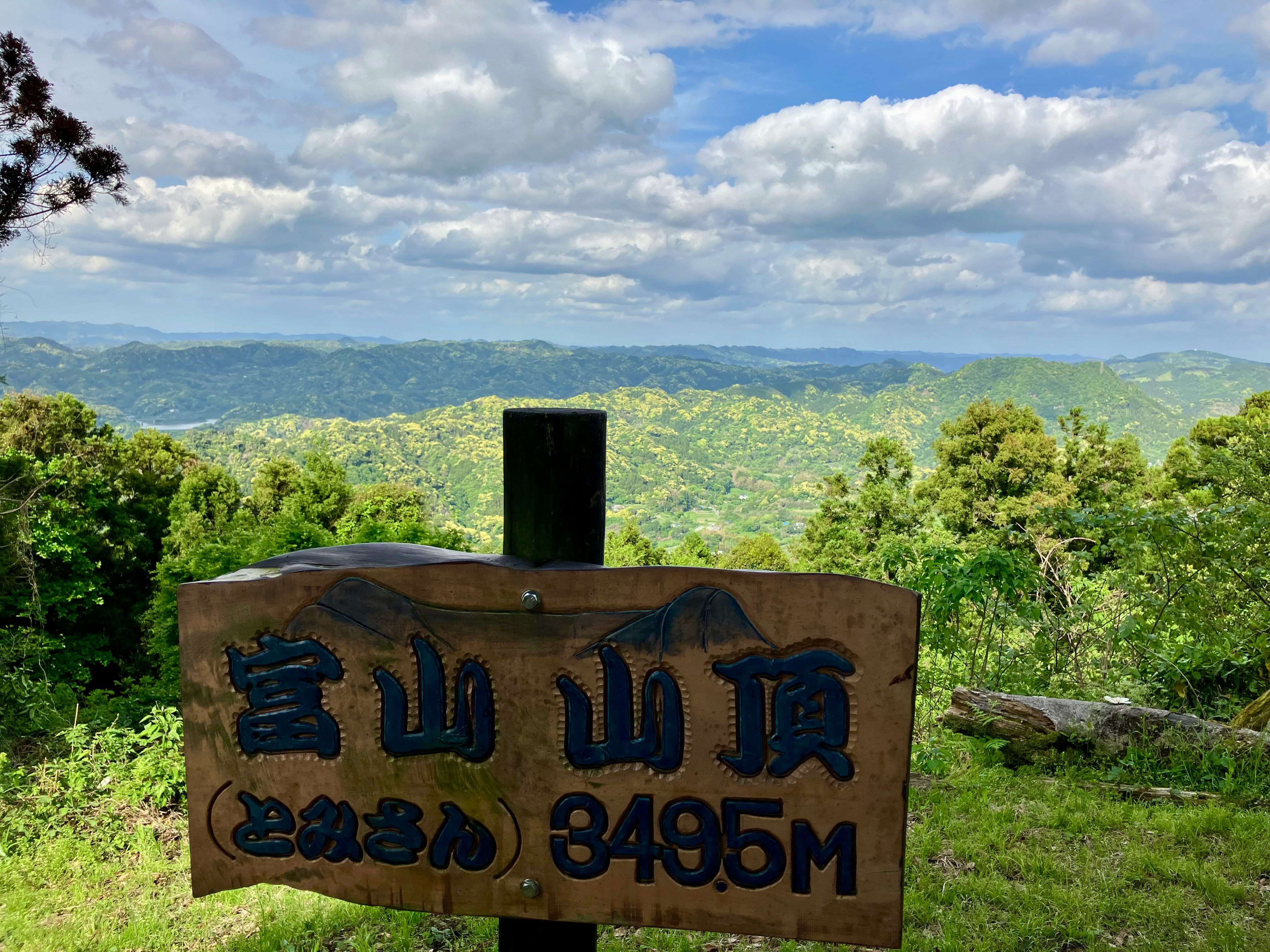 vista de una cordillera con un letrero de cima que indica « 8495 m »