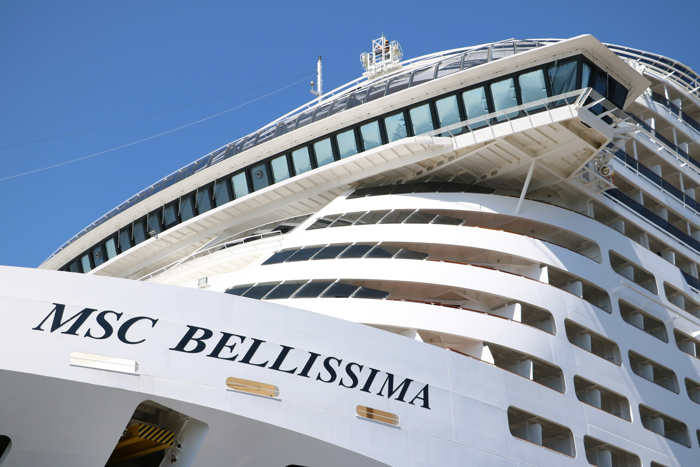 晴朗蓝天下可见“MSC BELLISSIMA”字样的游轮船头