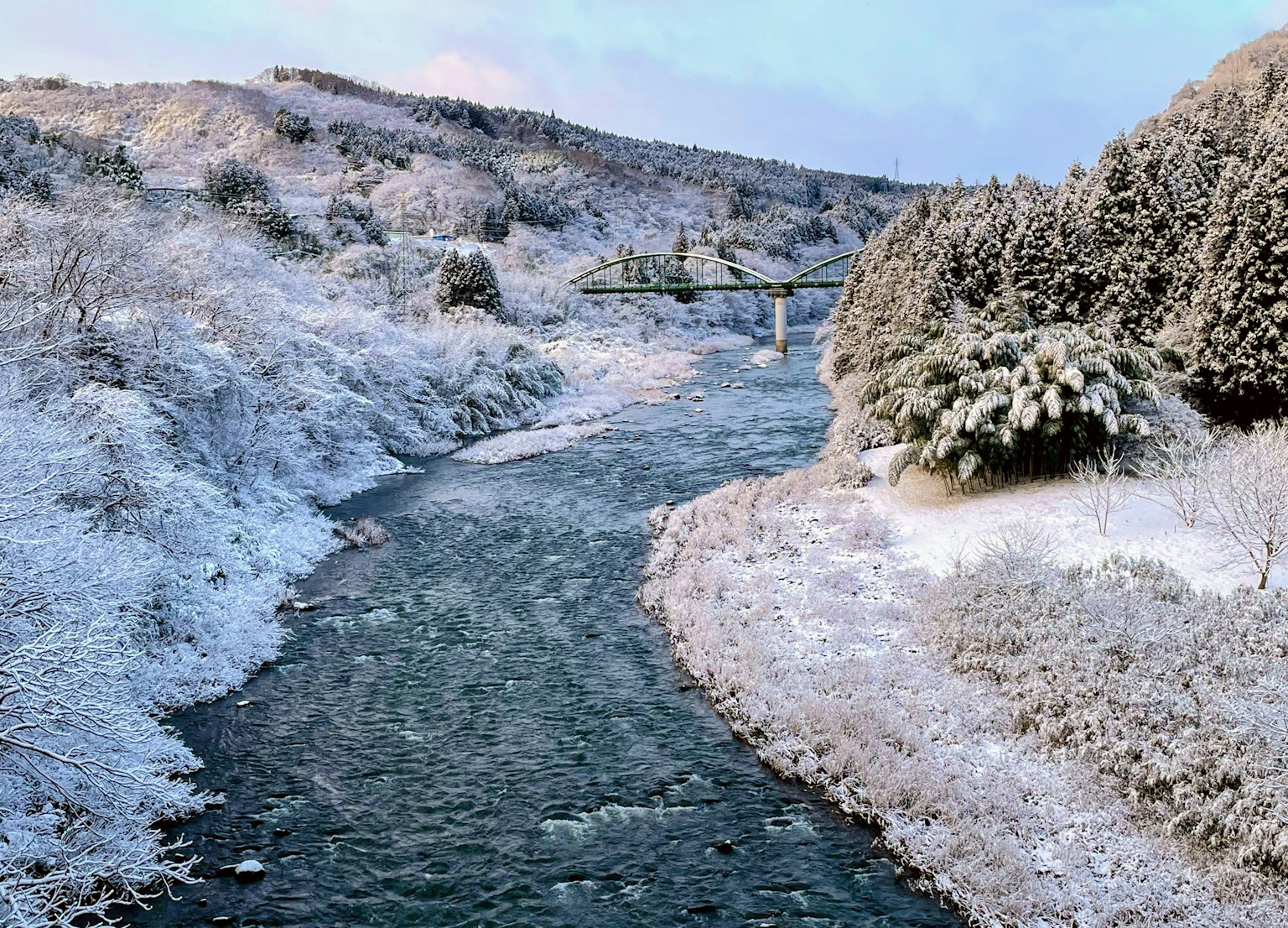 Rivière enneigée et paysage d'hiver