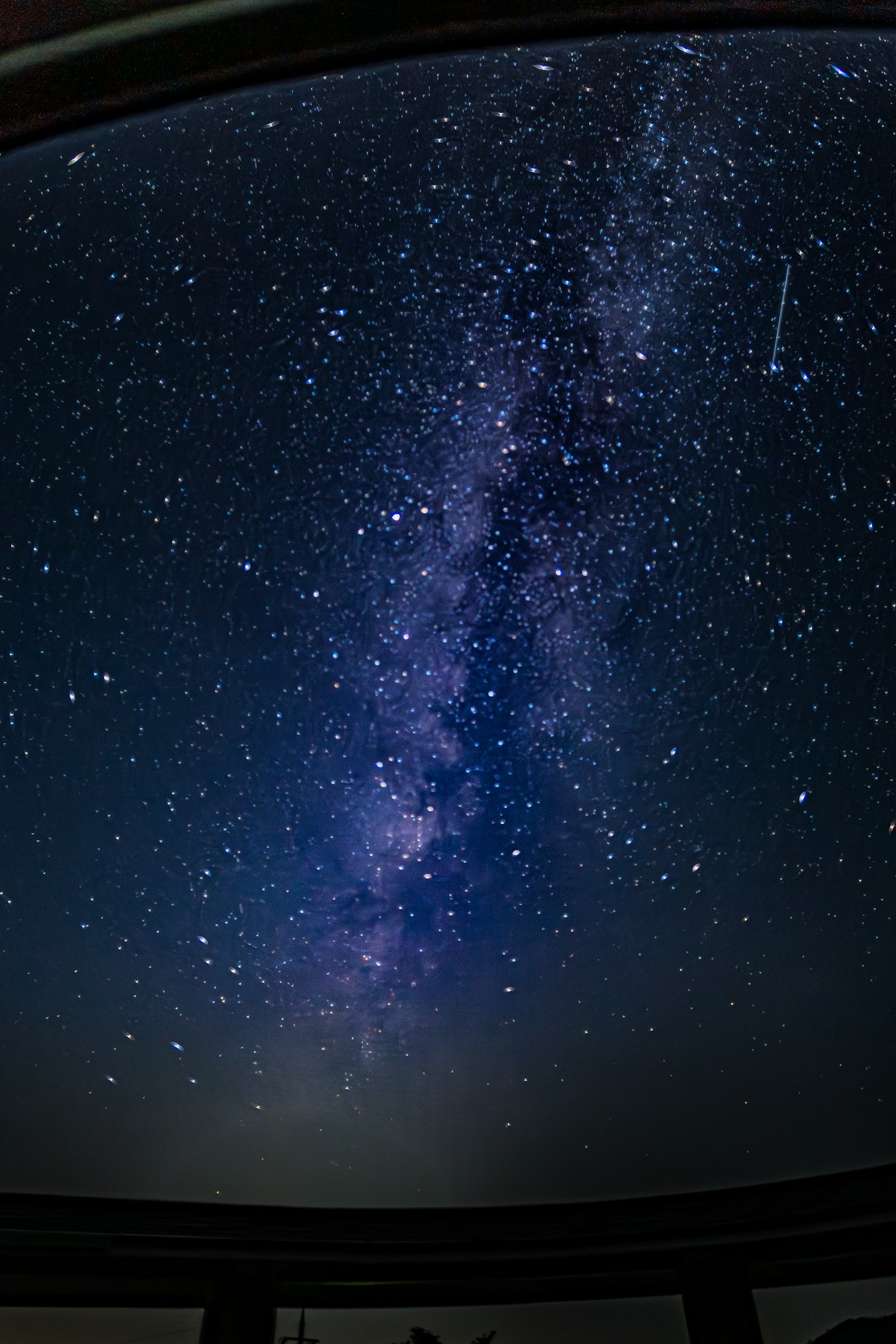 Una vista mozzafiato della Via Lattea in un cielo notturno pieno di stelle