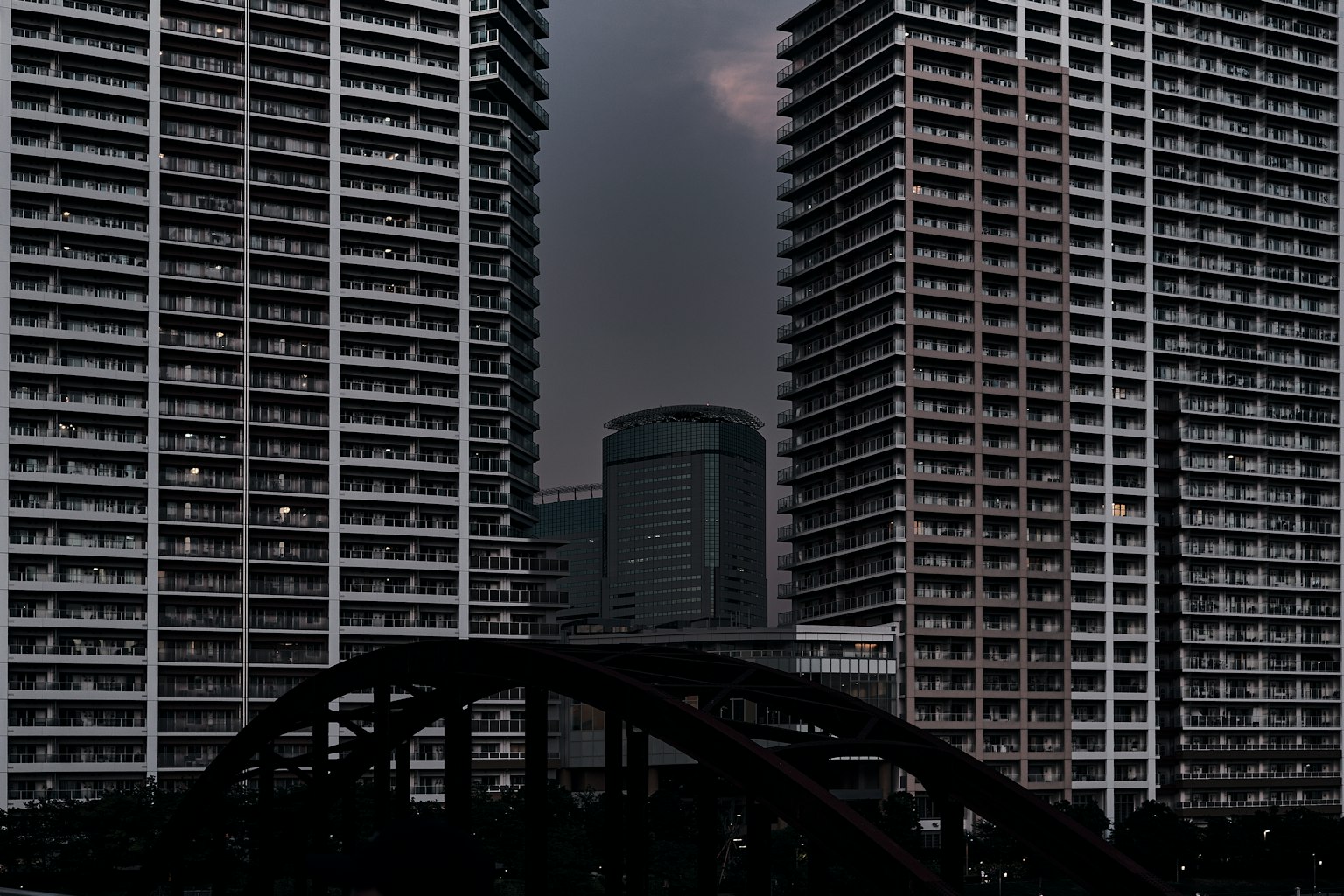 城市风景，前景有高楼和桥
