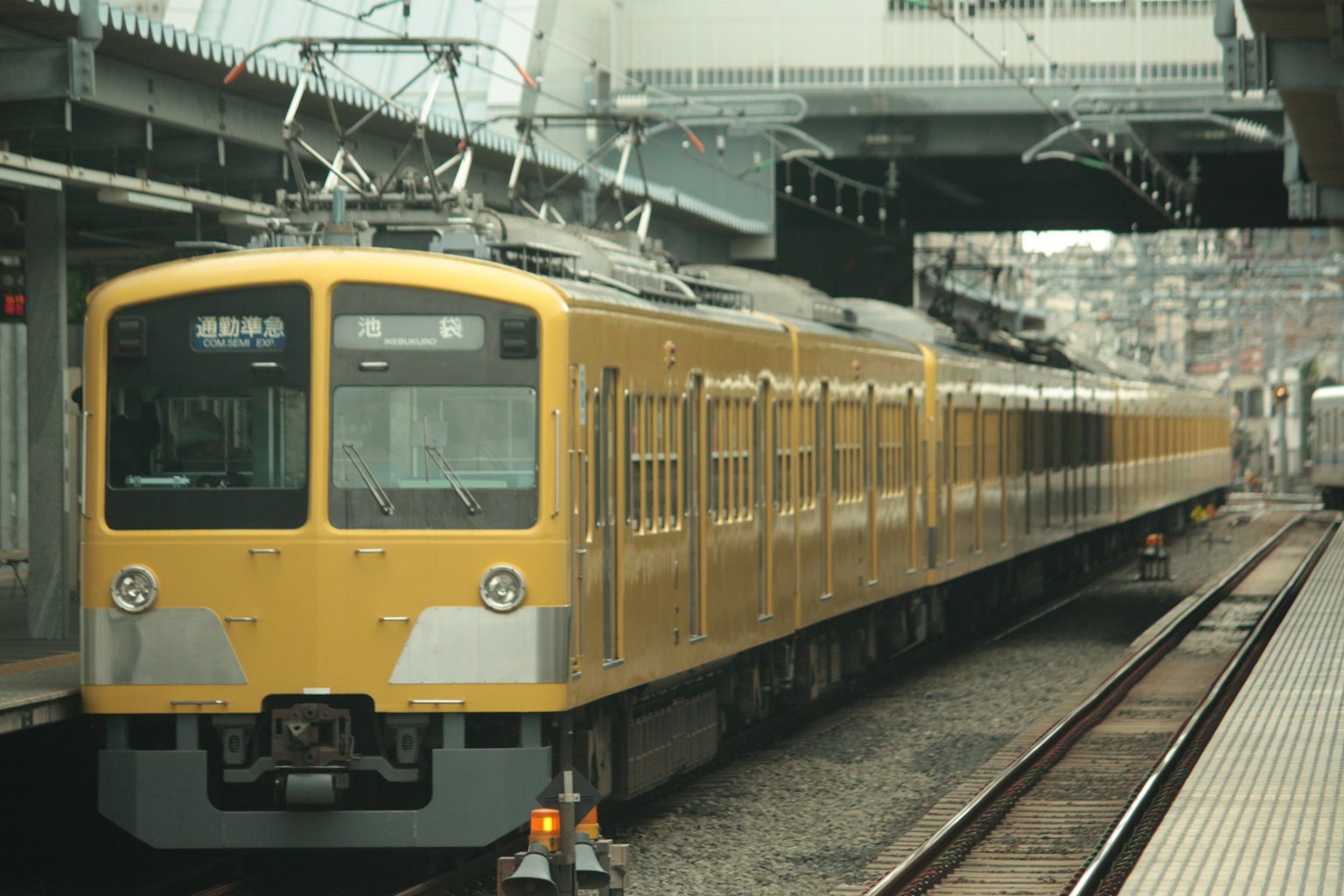 Gelber Zug hält am Bahnhof