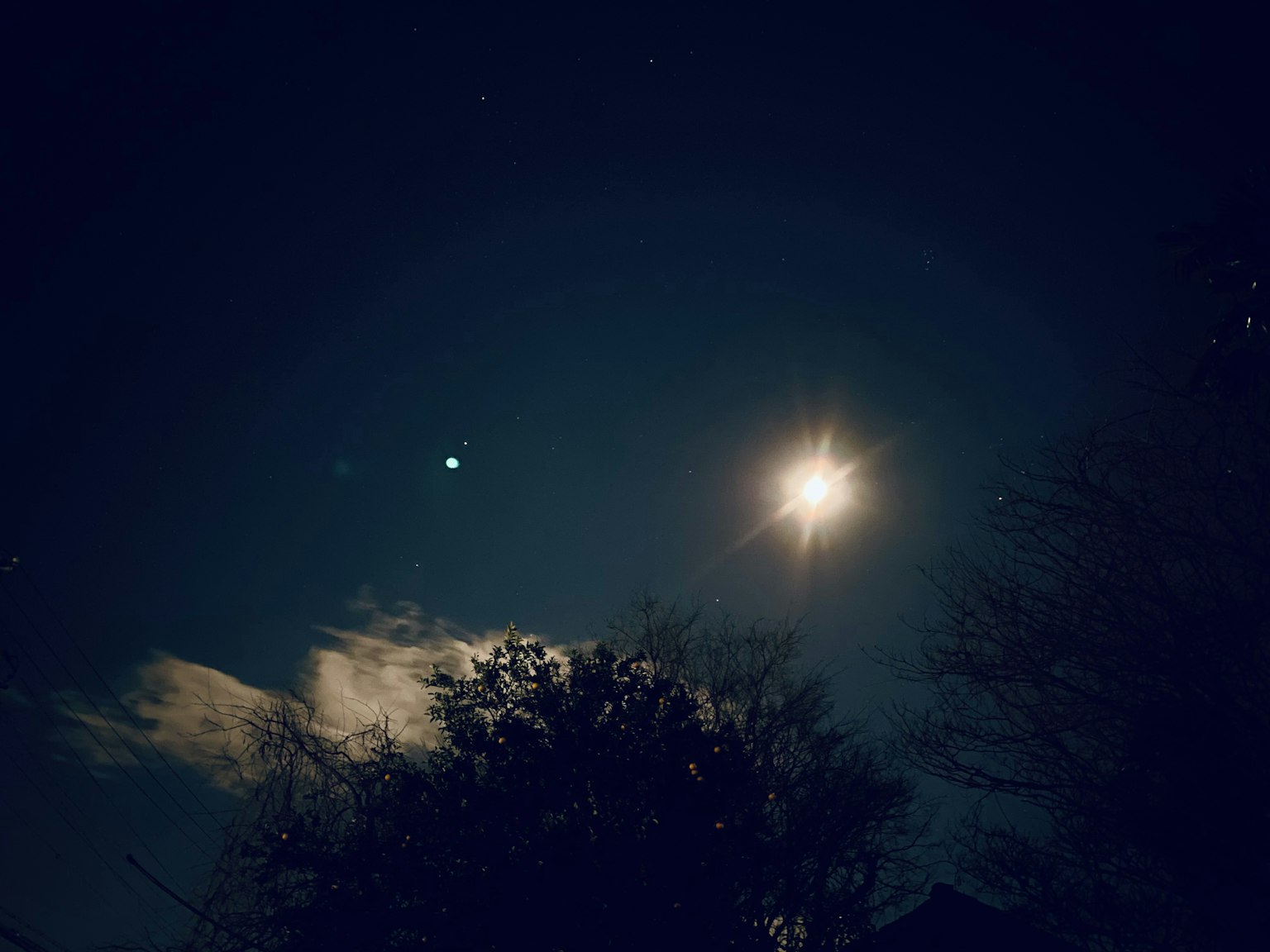 Ciel nocturne magnifique avec lune brillante et étoiles
