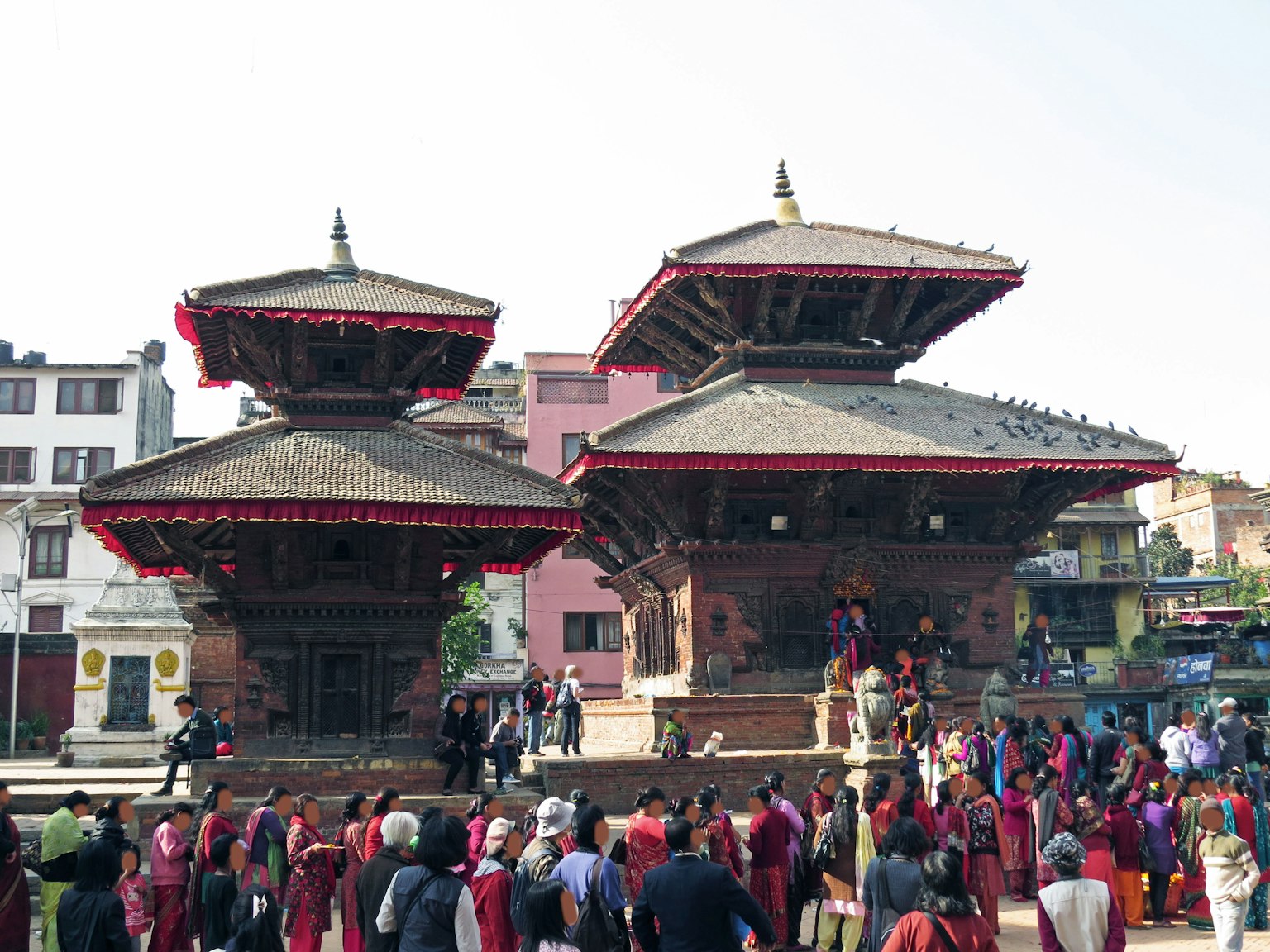 Đền truyền thống ở Kathmandu với đám đông trong lễ hội