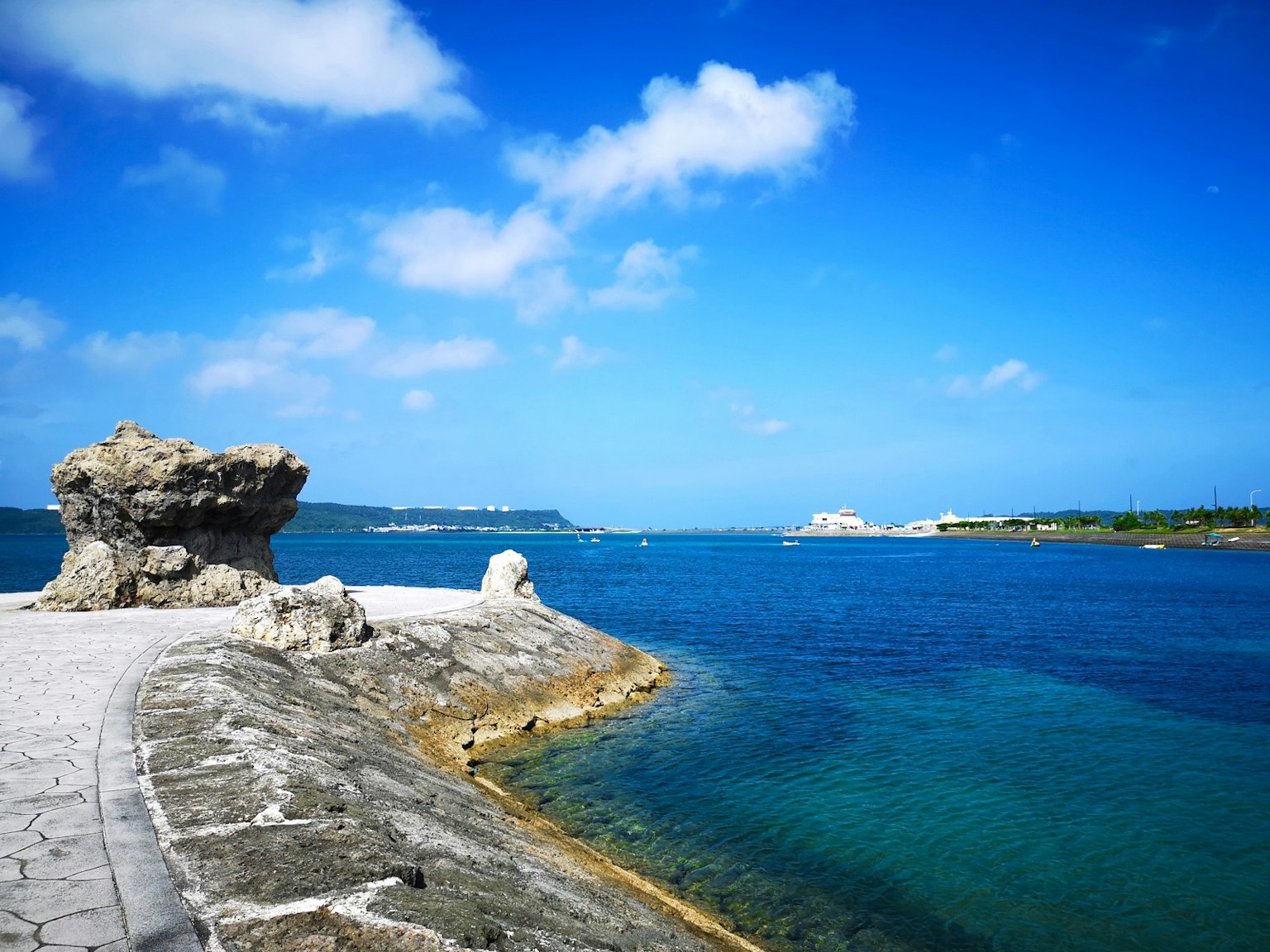 Vista escénica de una costa rocosa con mar y cielo azules
