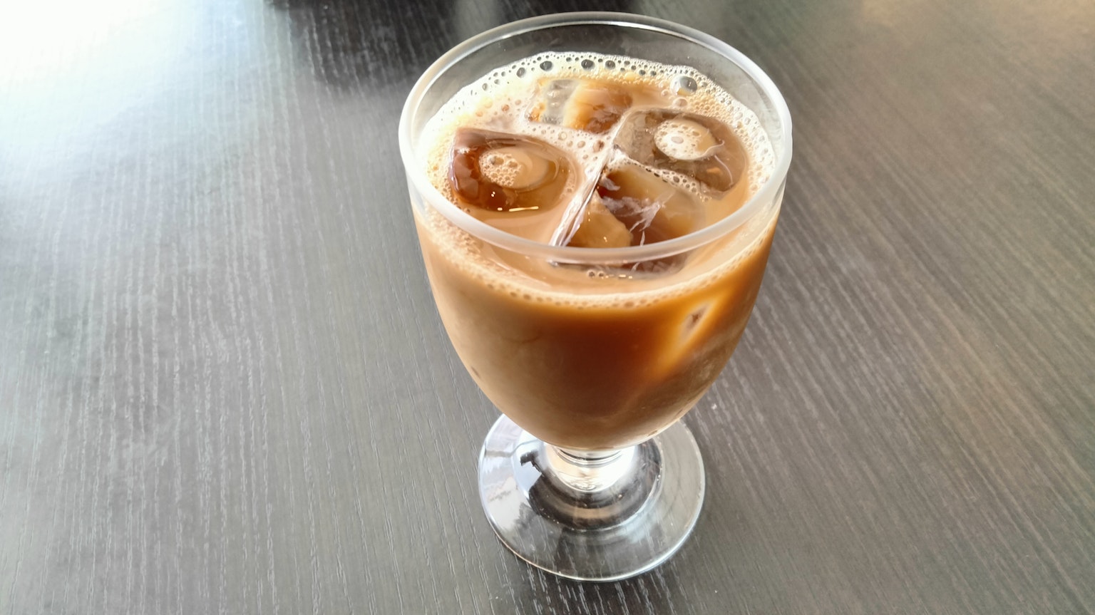 Café glacé dans un verre avec des glaçons