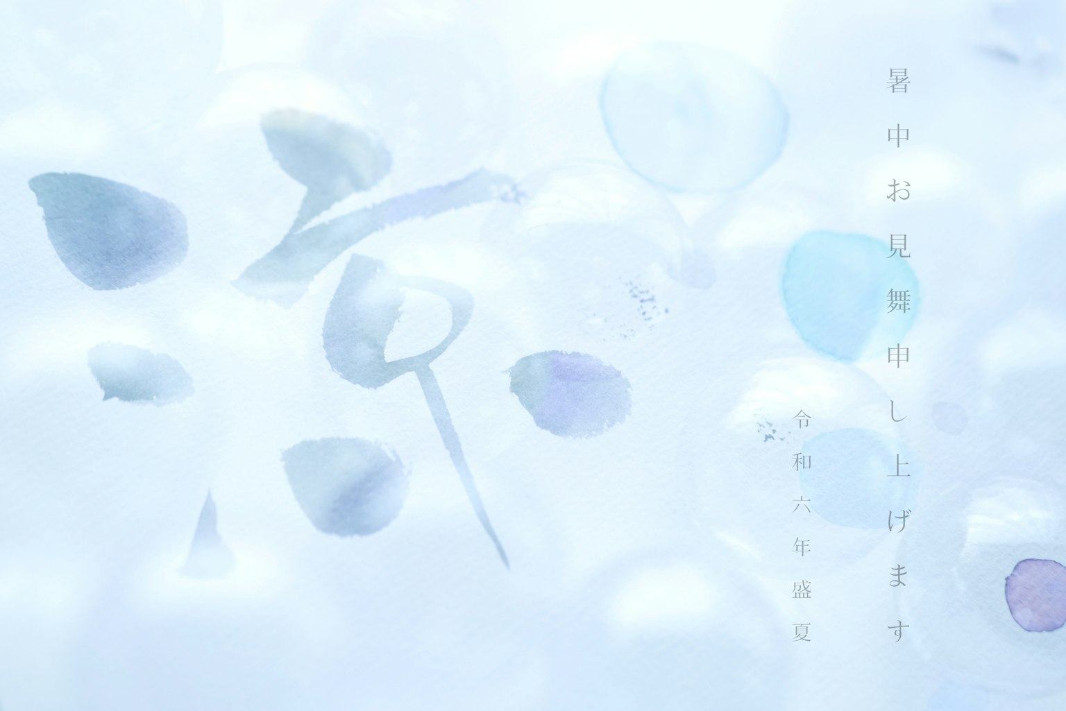 透明背景上漂浮着蓝色的叶子和花瓣