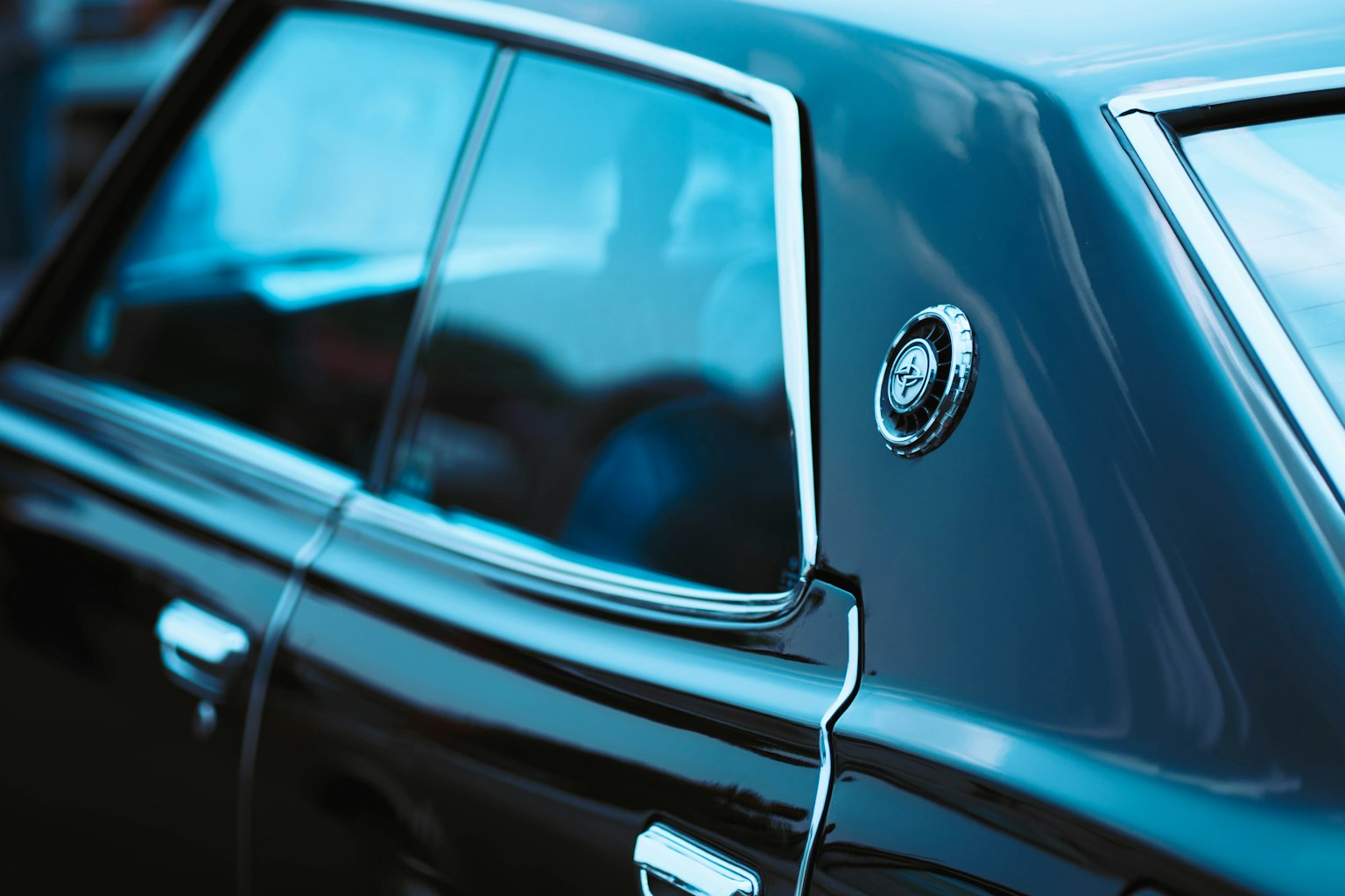 Detaillierte Aufnahme der hinteren Tür und des Fensters eines schwarzen Autos