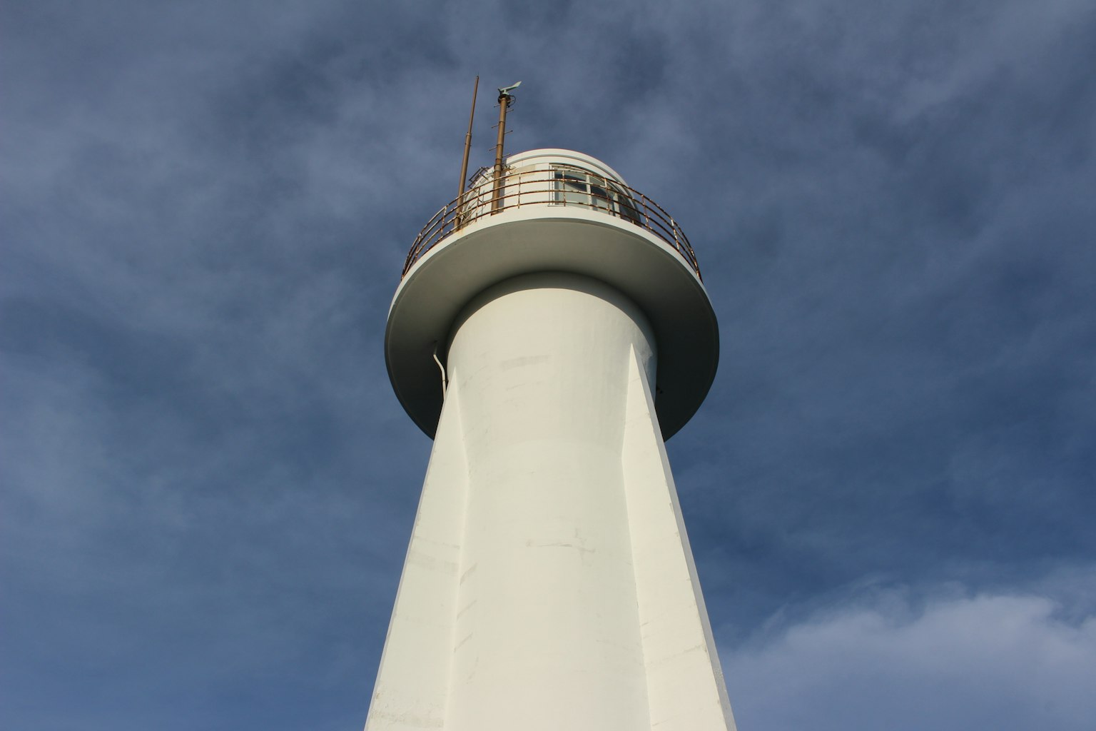 Structure de phare blanc contre un ciel bleu