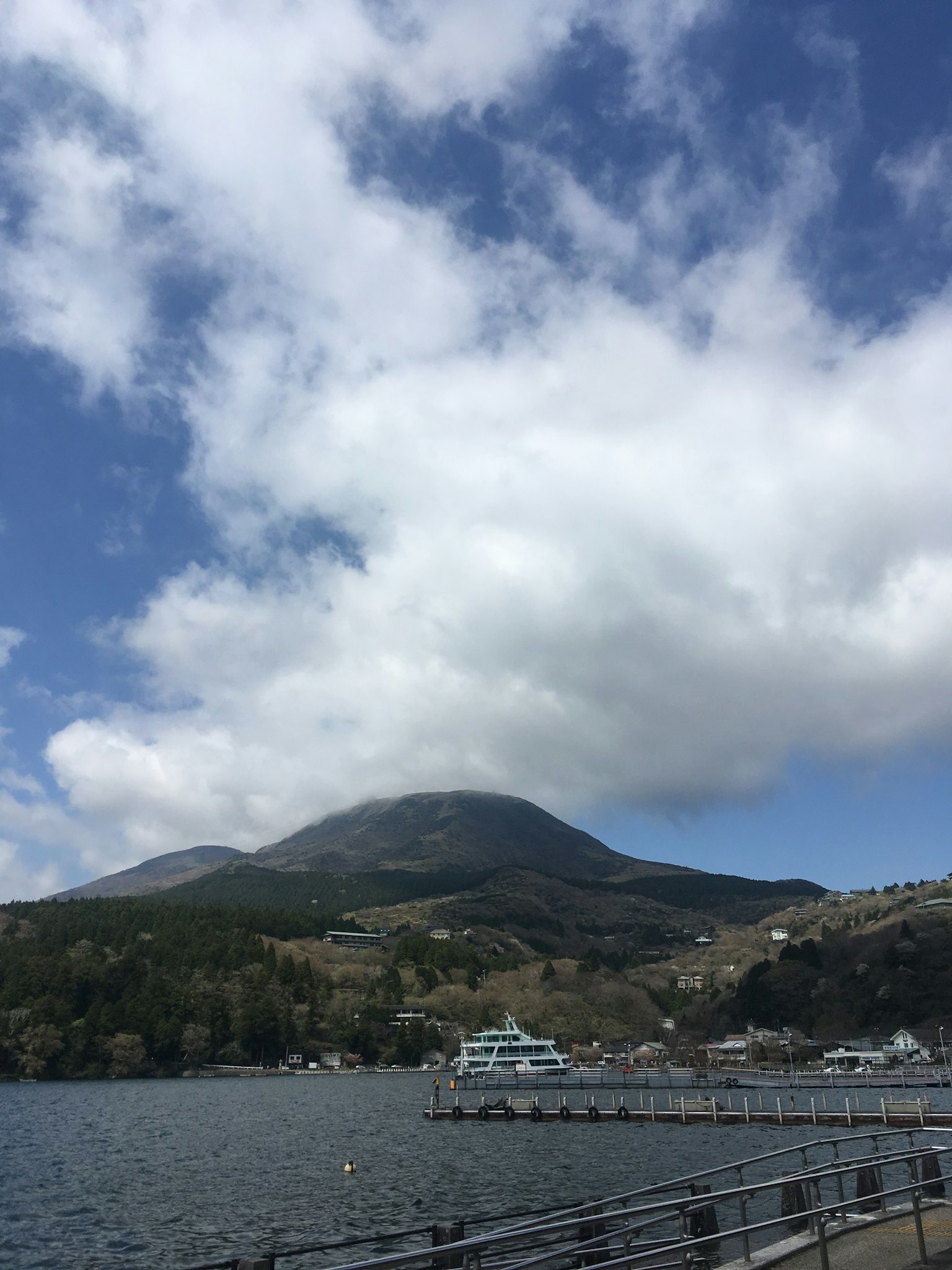 Vue pittoresque d'une montagne et d'un lac avec ciel bleu et nuages blancs