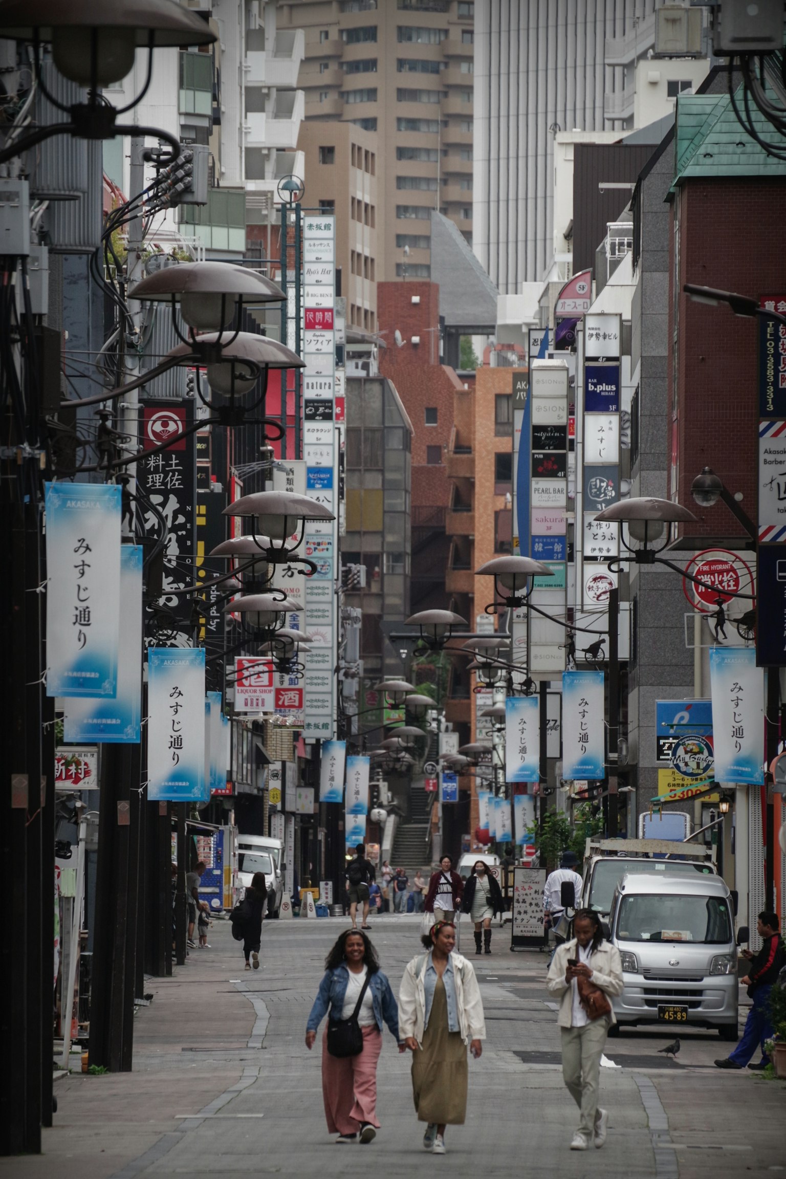 東京街道場景,有人走動和建築上的各種標誌