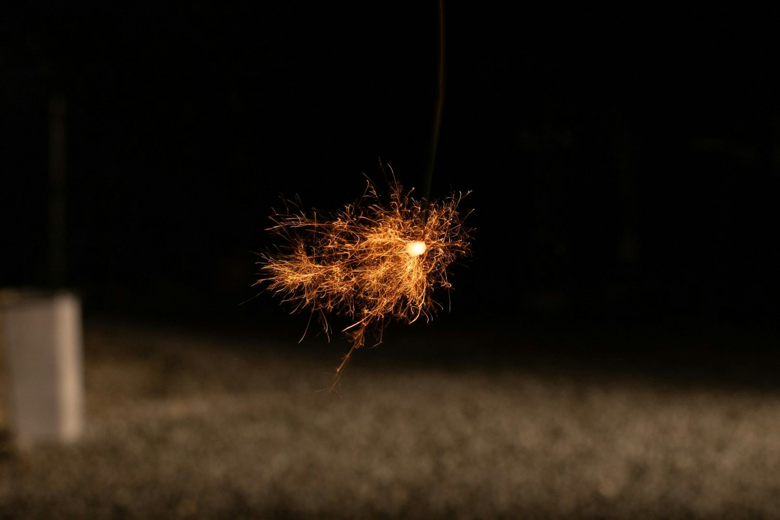 Une sphère lumineuse d'étincelles sur fond sombre