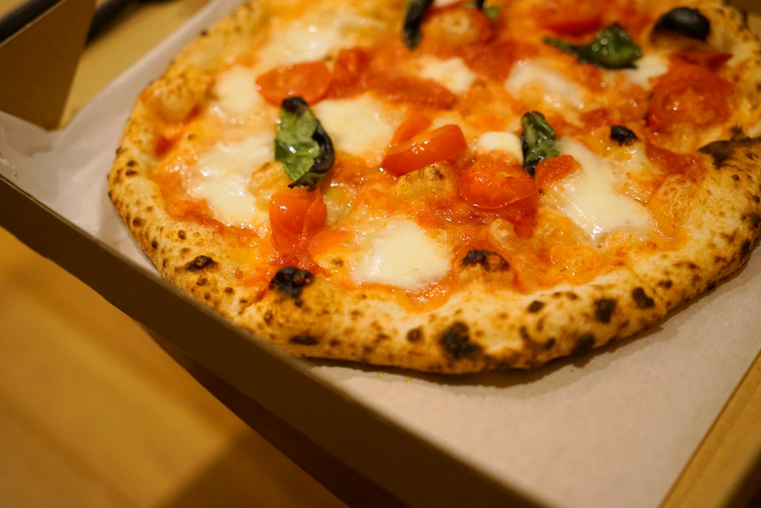 Leckere Margherita-Pizza in einer Takeaway-Box