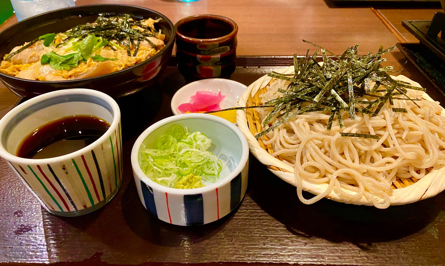 美麗擺盤的日本餐點，包含蕎麥麵和蛋飯