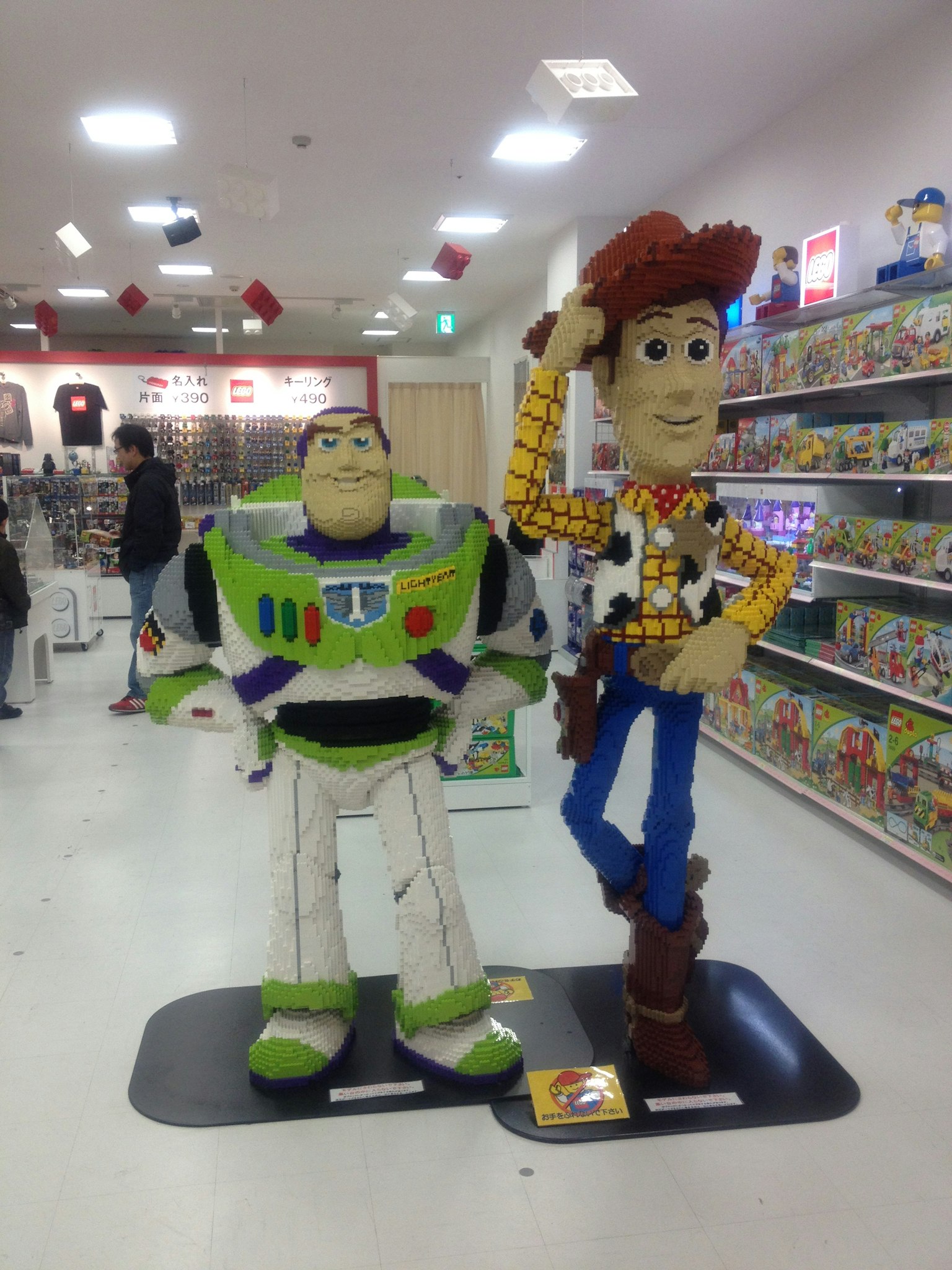Figuras de Buzz Lightyear y Woody en una tienda