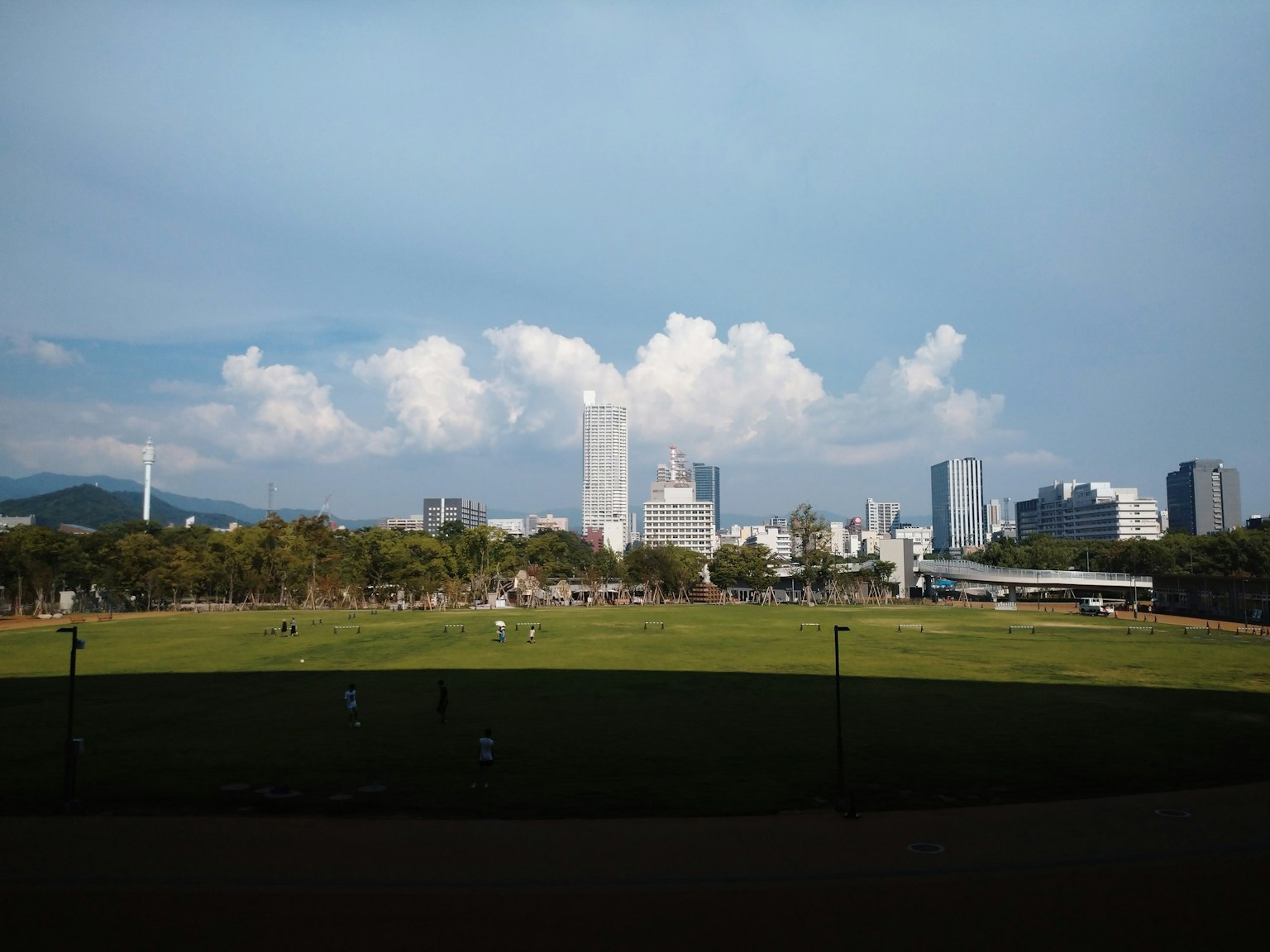 城市天際線，高樓大廈在藍天和白雲下