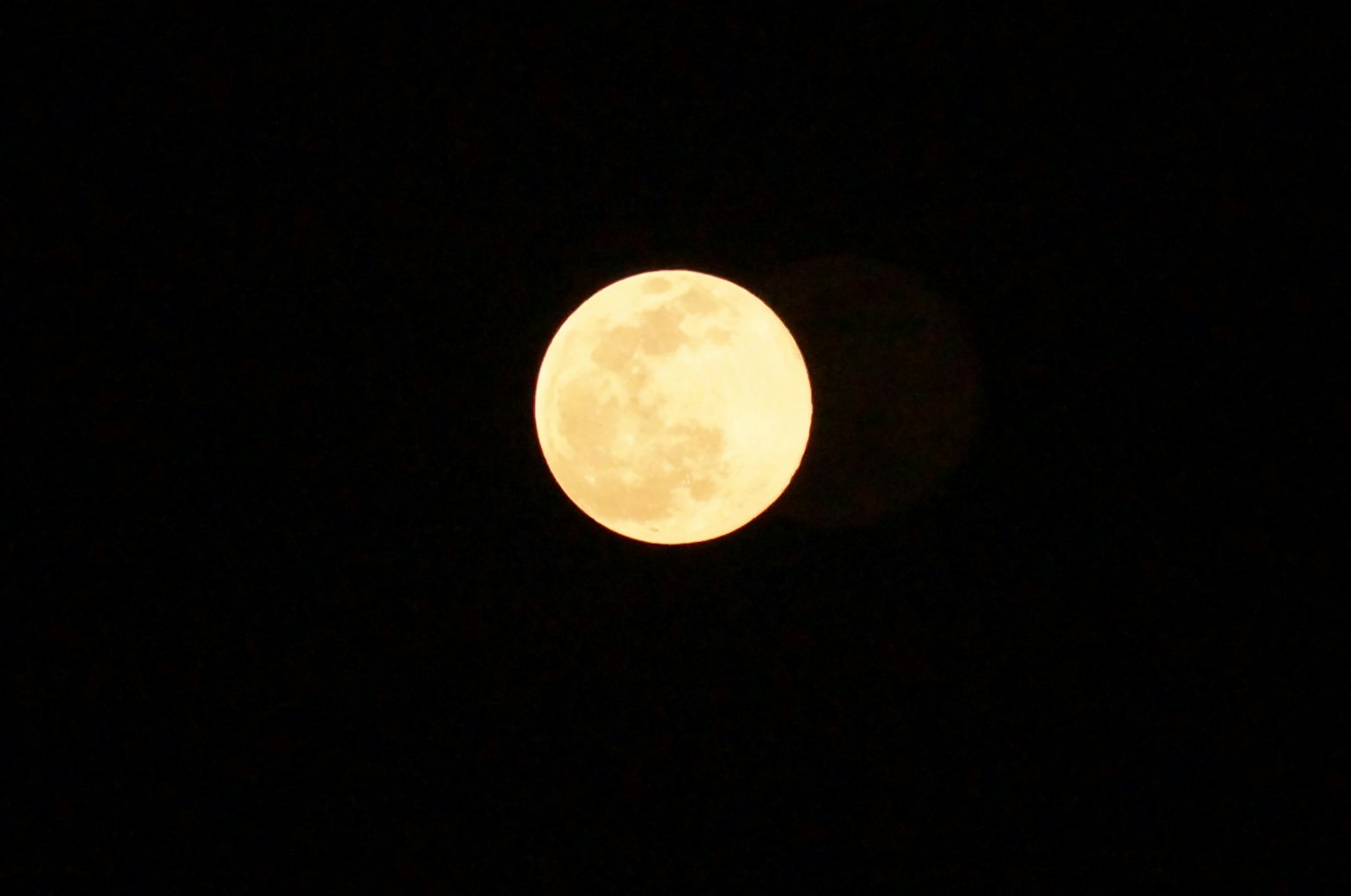 夜空中漂浮的明亮滿月