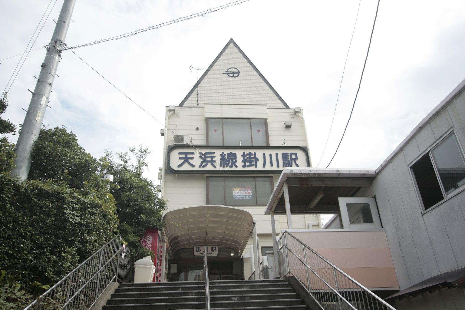 Tampilan luar Stasiun Kakegawa dari Jalur Tenhama dengan tangga