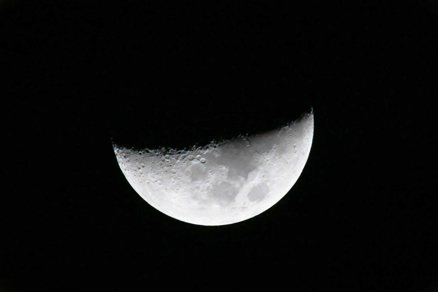 夜空中的細新月