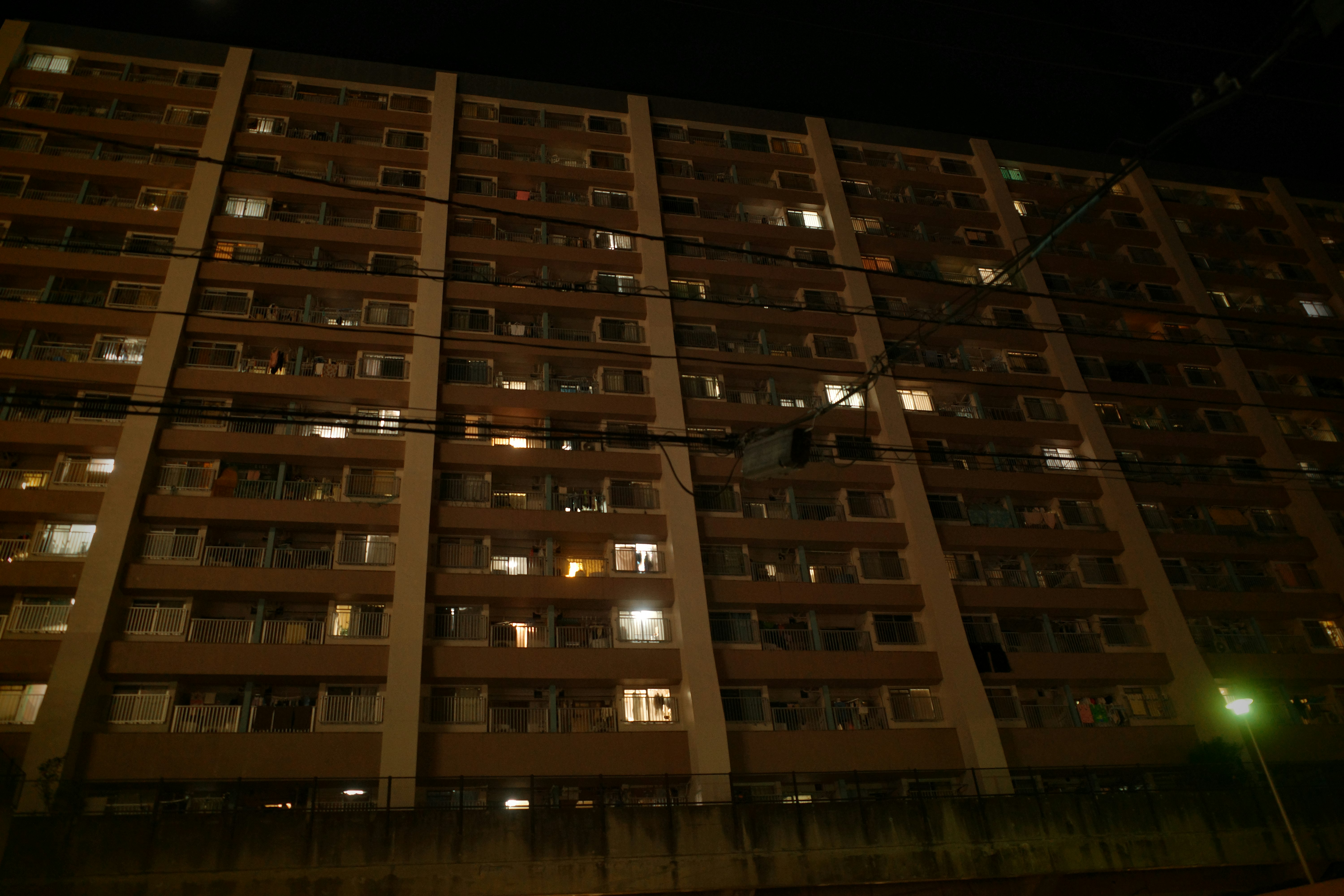 夜晚高層住宅樓外立面，窗戶燈光點點