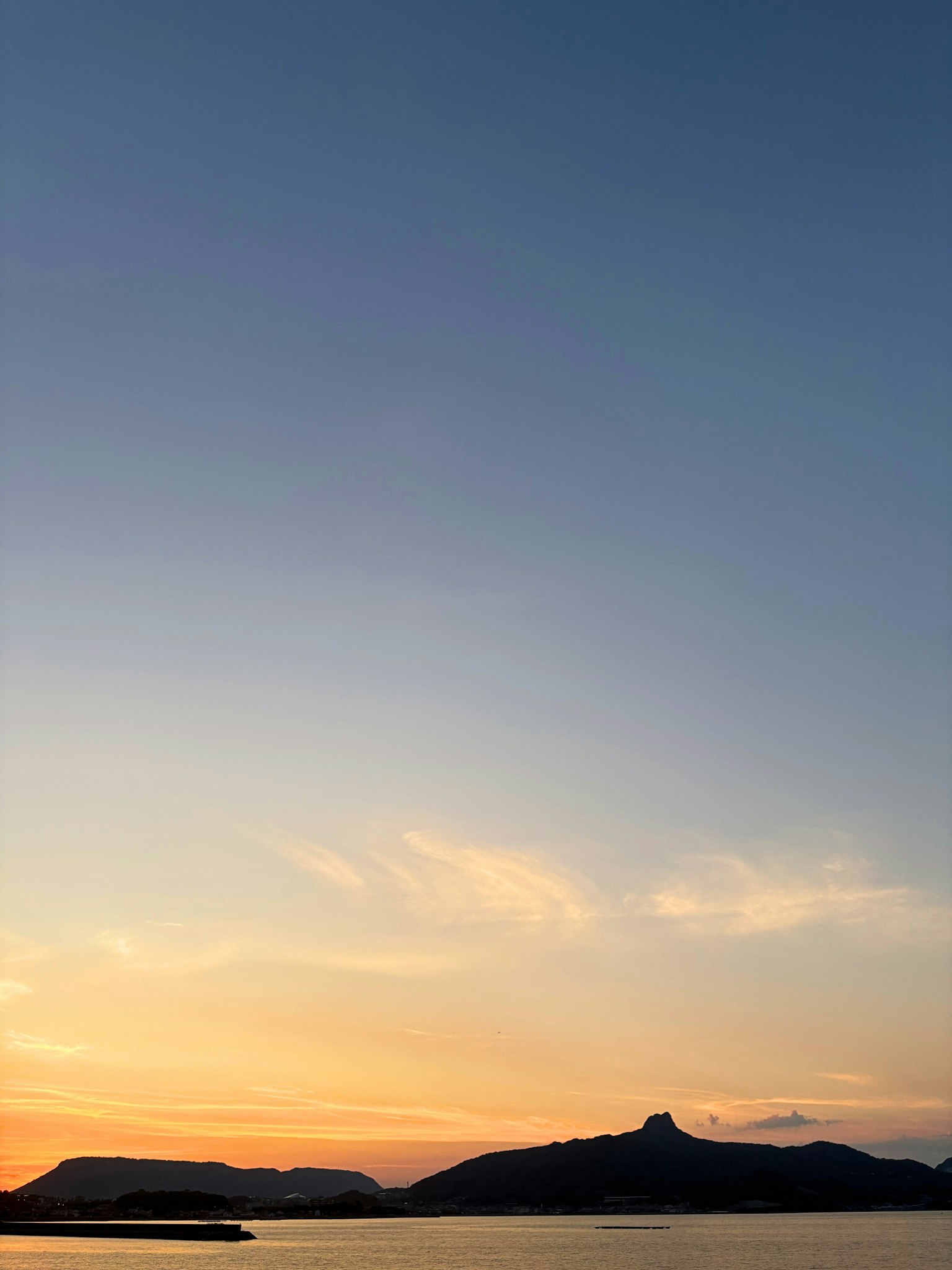 Paesaggio con cielo al tramonto e silhouette di montagna