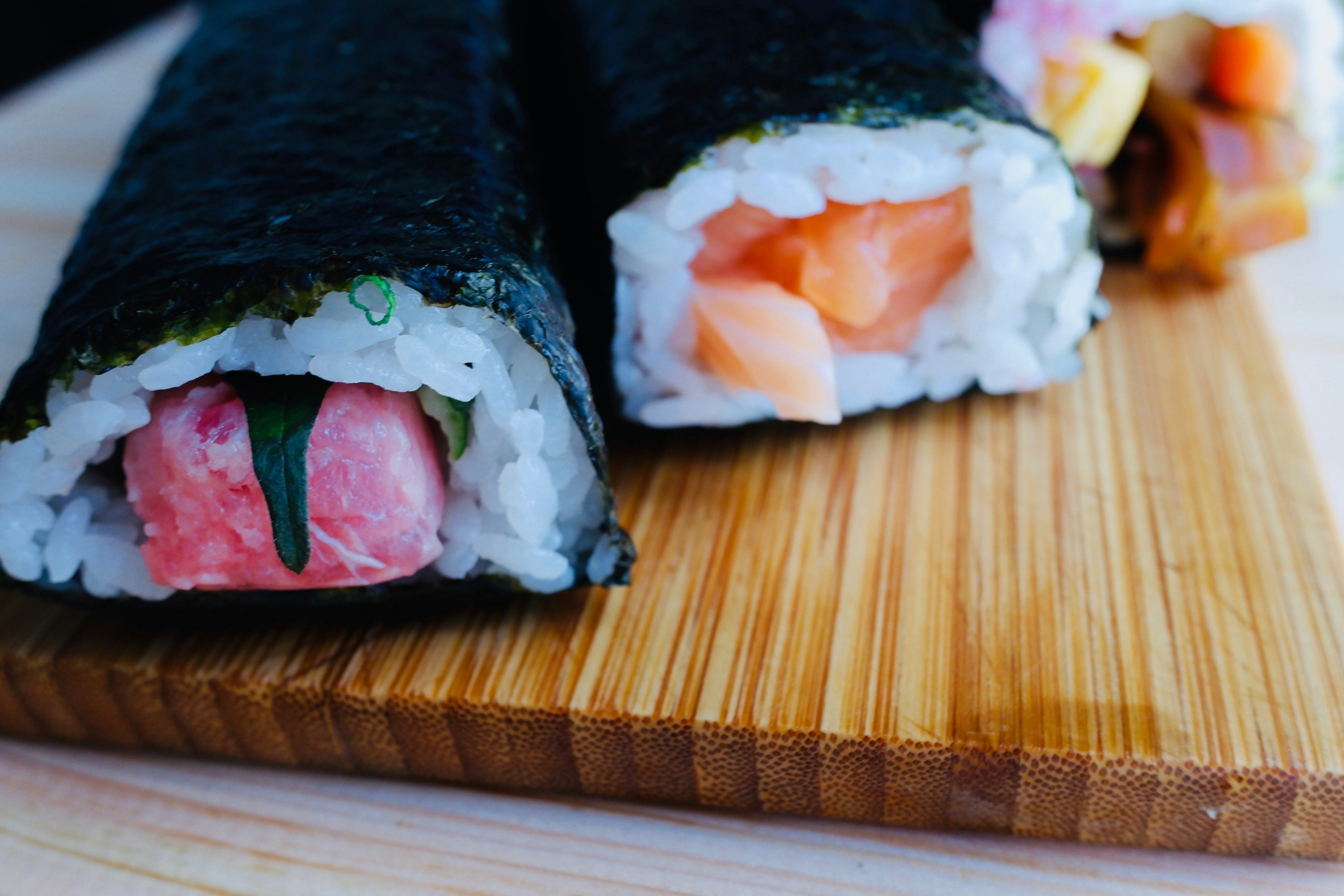 rotoli di sushi al nori su un tagliere di bambù