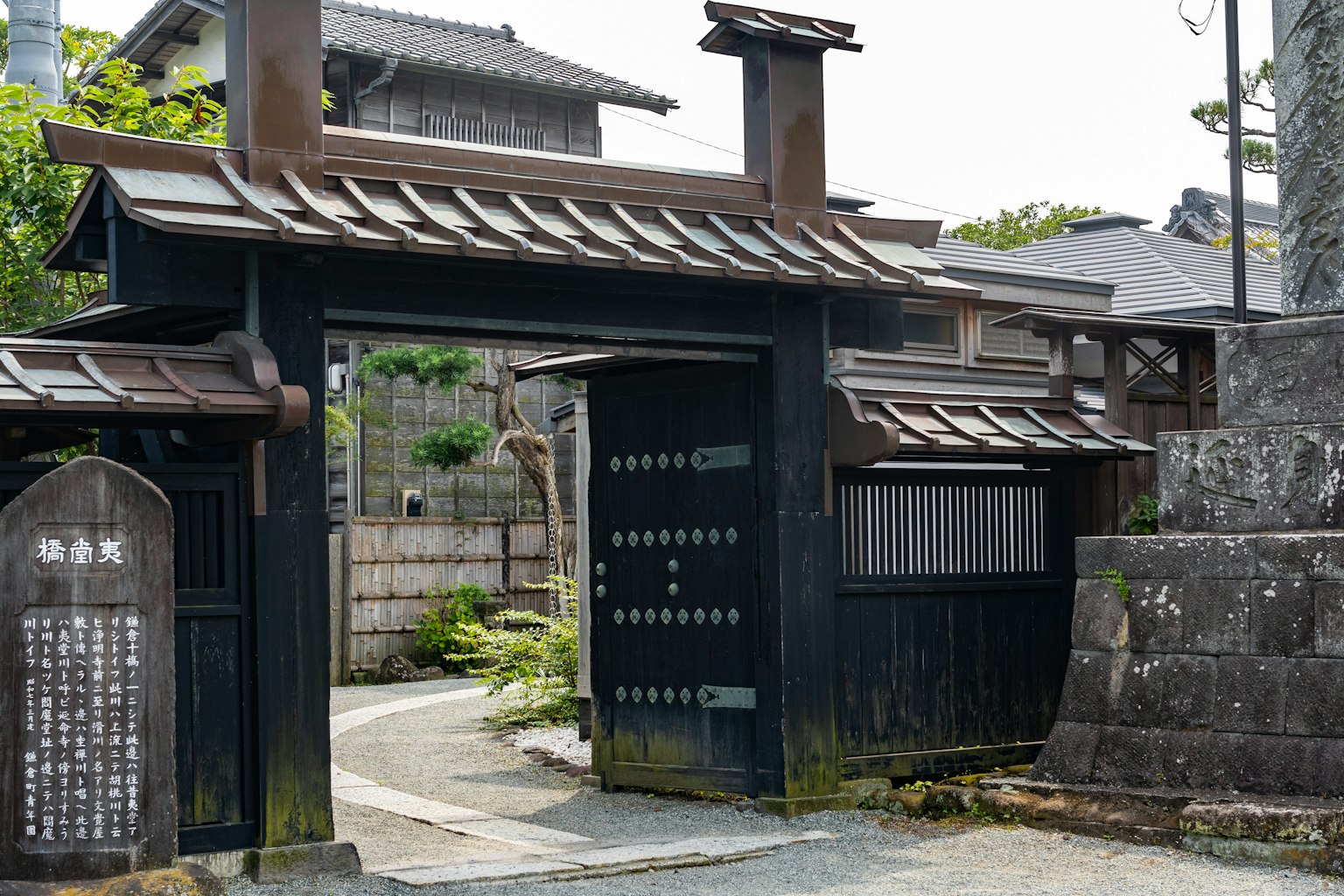 傳統日本門與石頭小路及綠植
