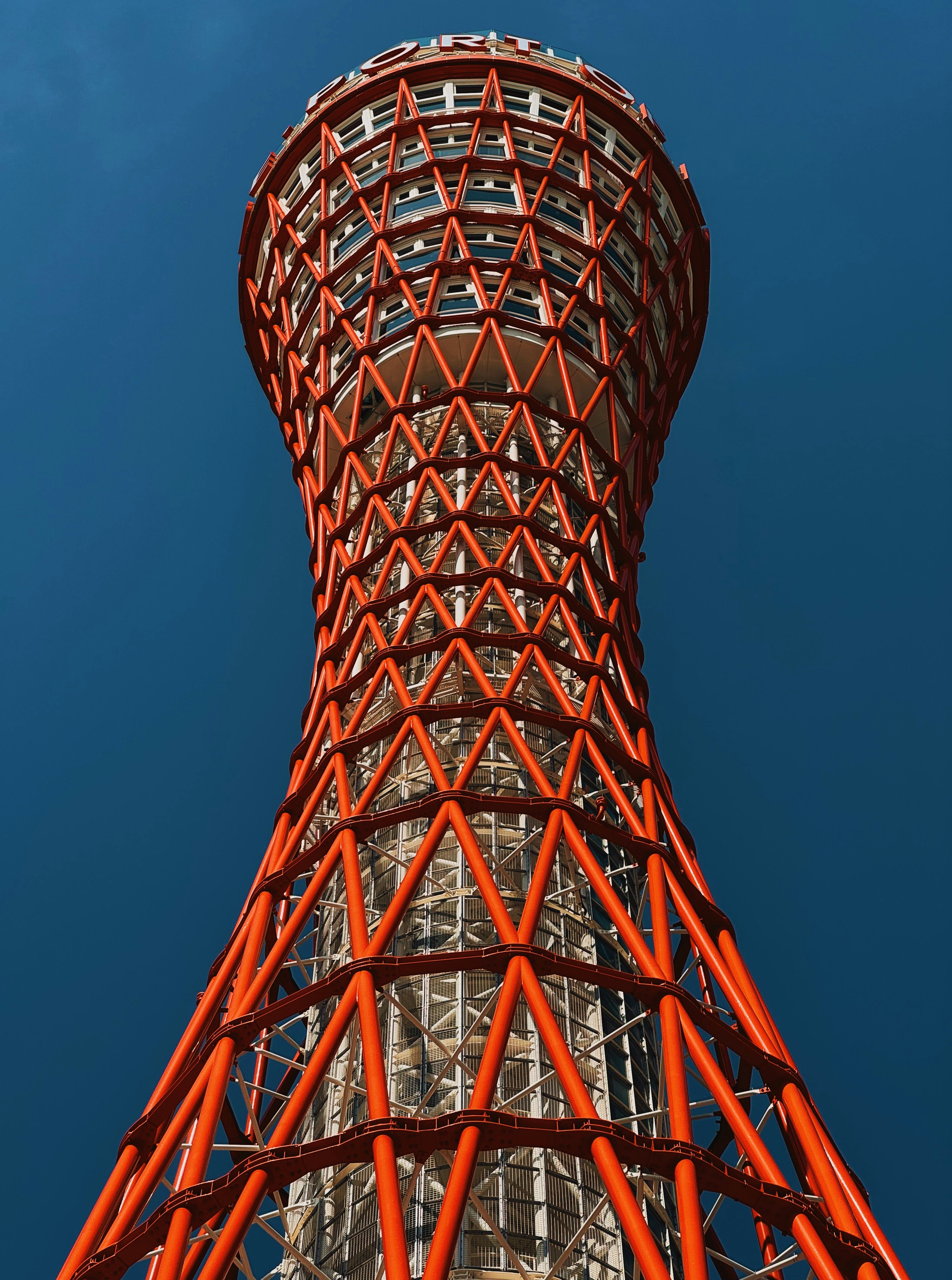 Tour du port de Kobe avec une structure en treillis rouge sur fond de ciel bleu