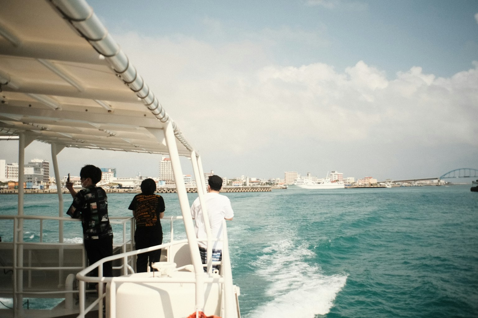 Personas en un barco disfrutando de la vista del mar y el horizonte de la ciudad