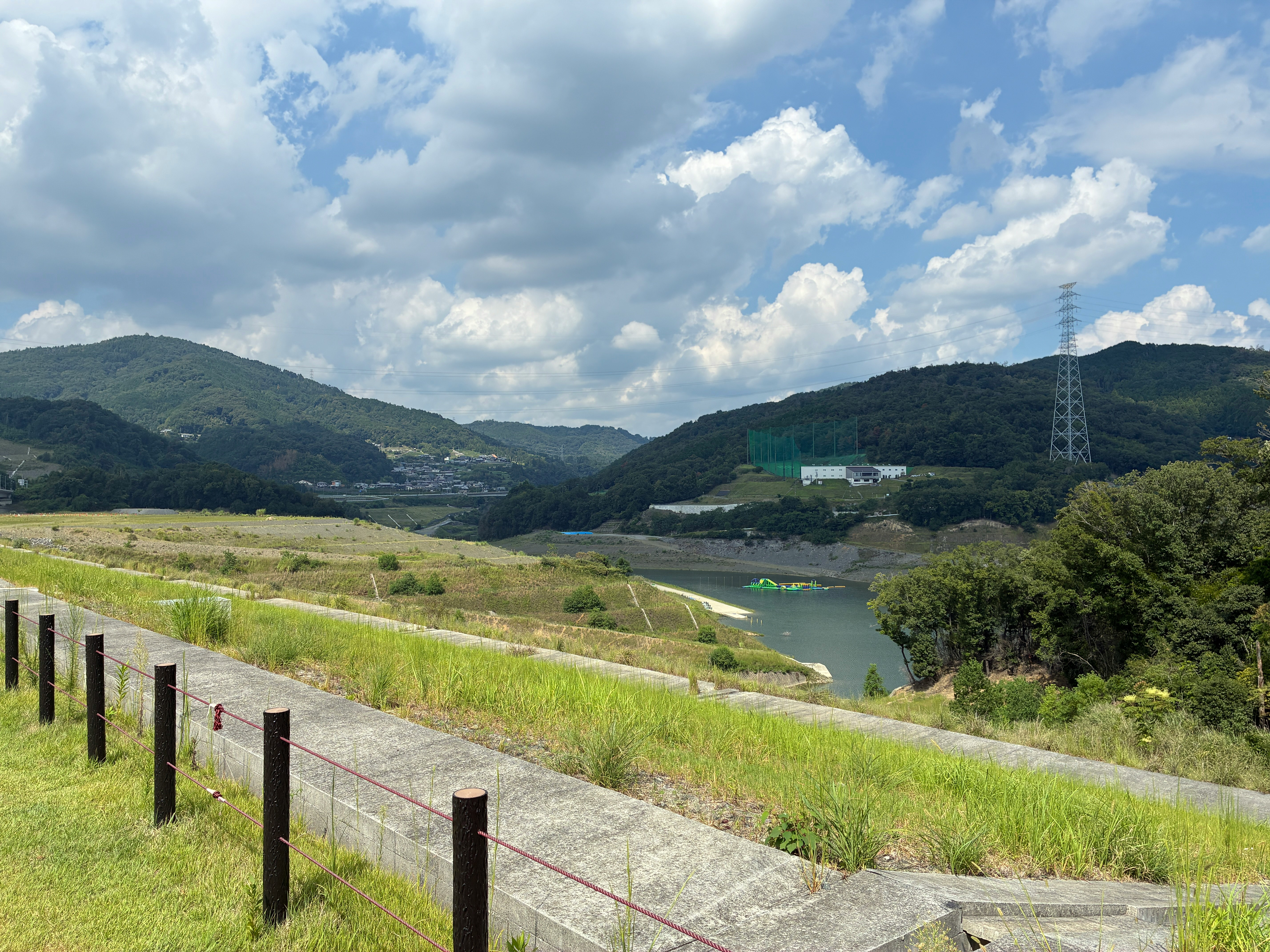 新しく造られたダムと貯水池のある渓谷の風景