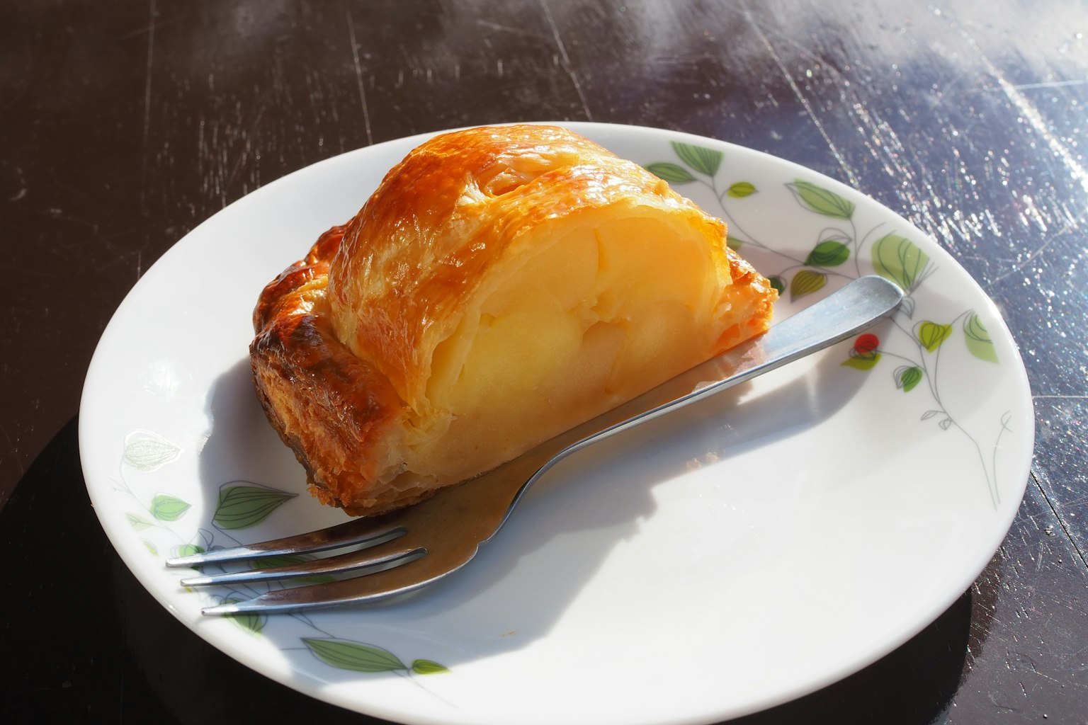 Món tráng miệng táo nướng trên đĩa trắng