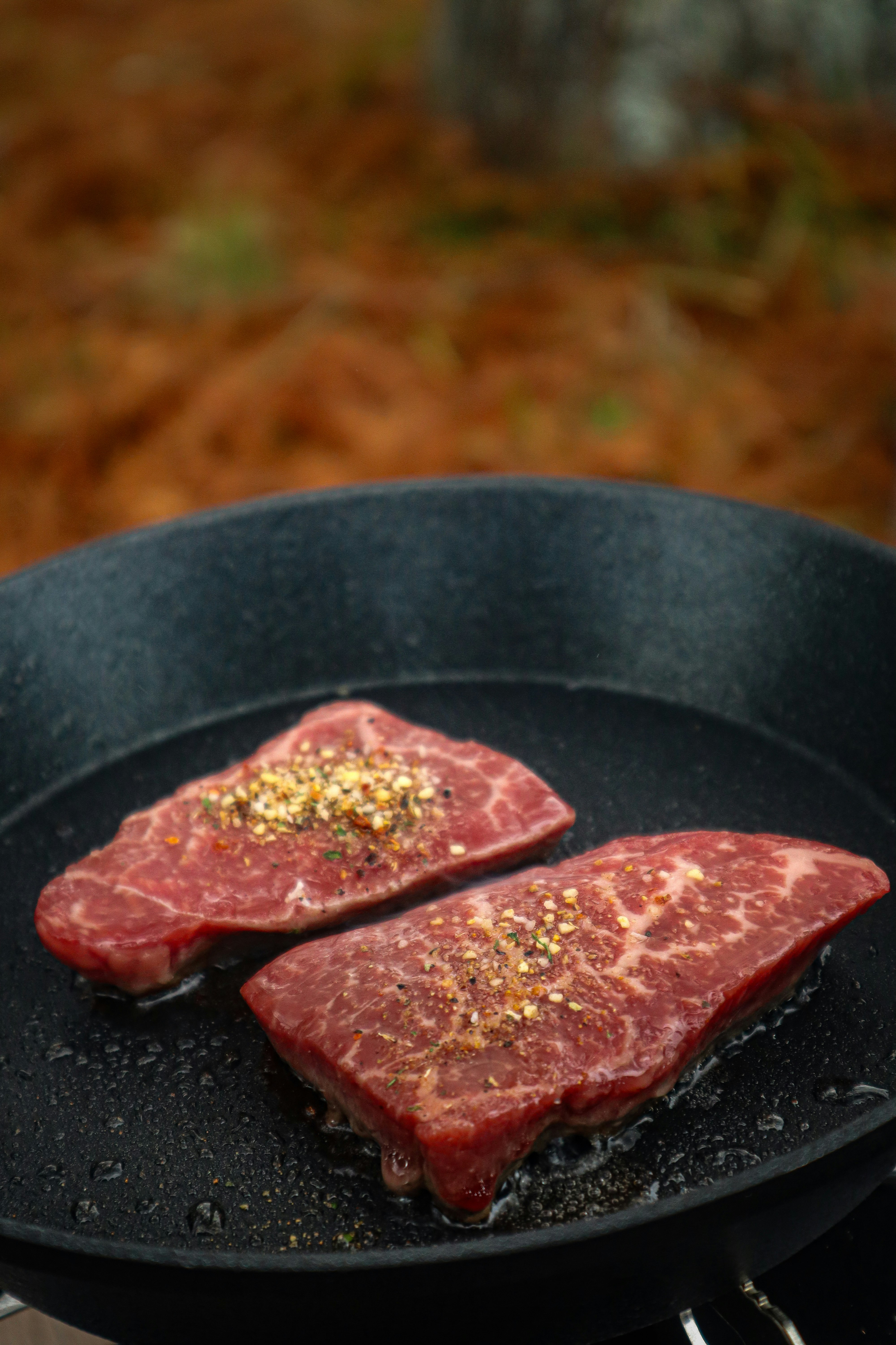 鉄板で焼かれた赤身肉ステーキ