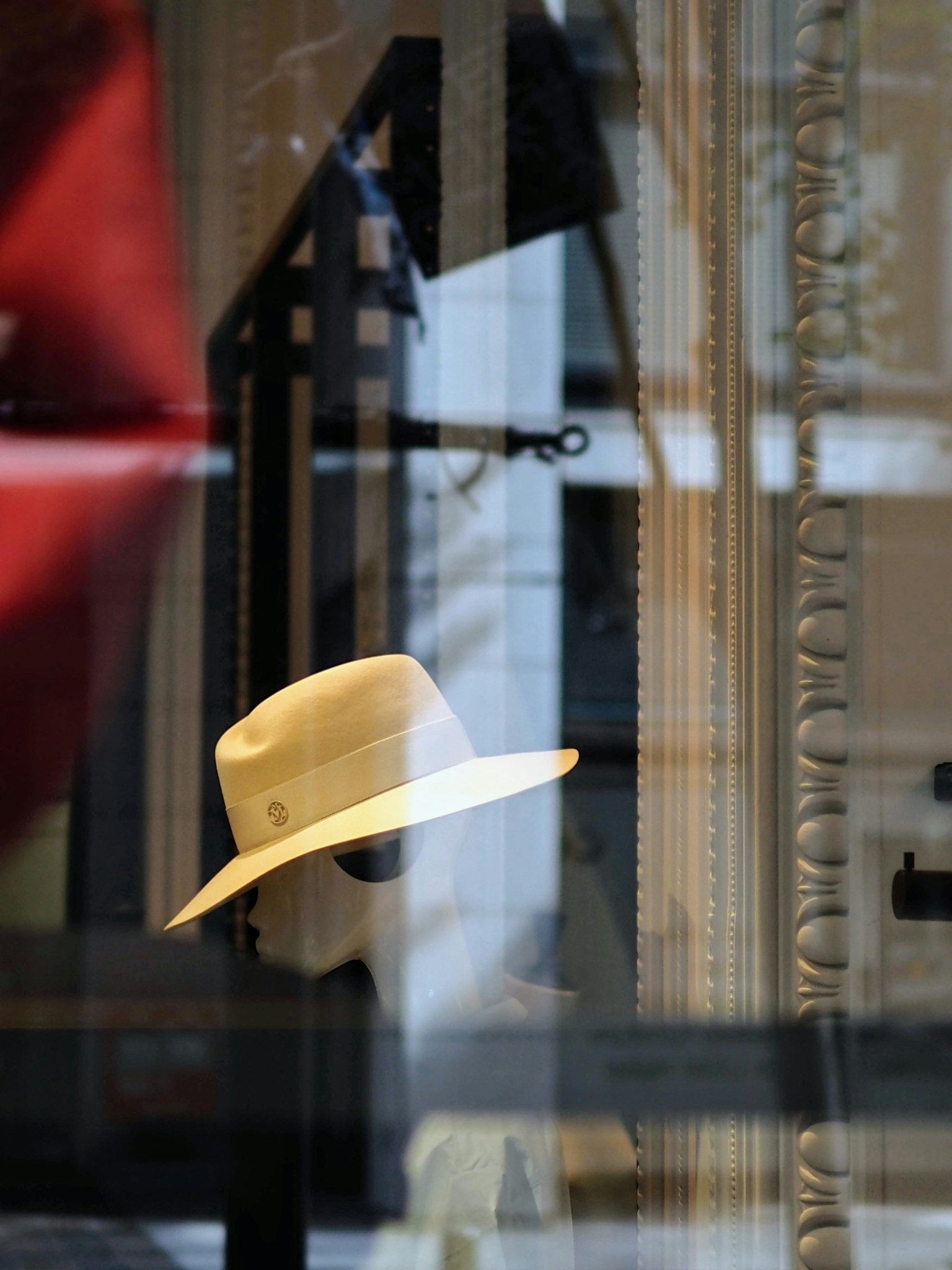 Ein weißer Hut in einem Schaufenster ausgestellt