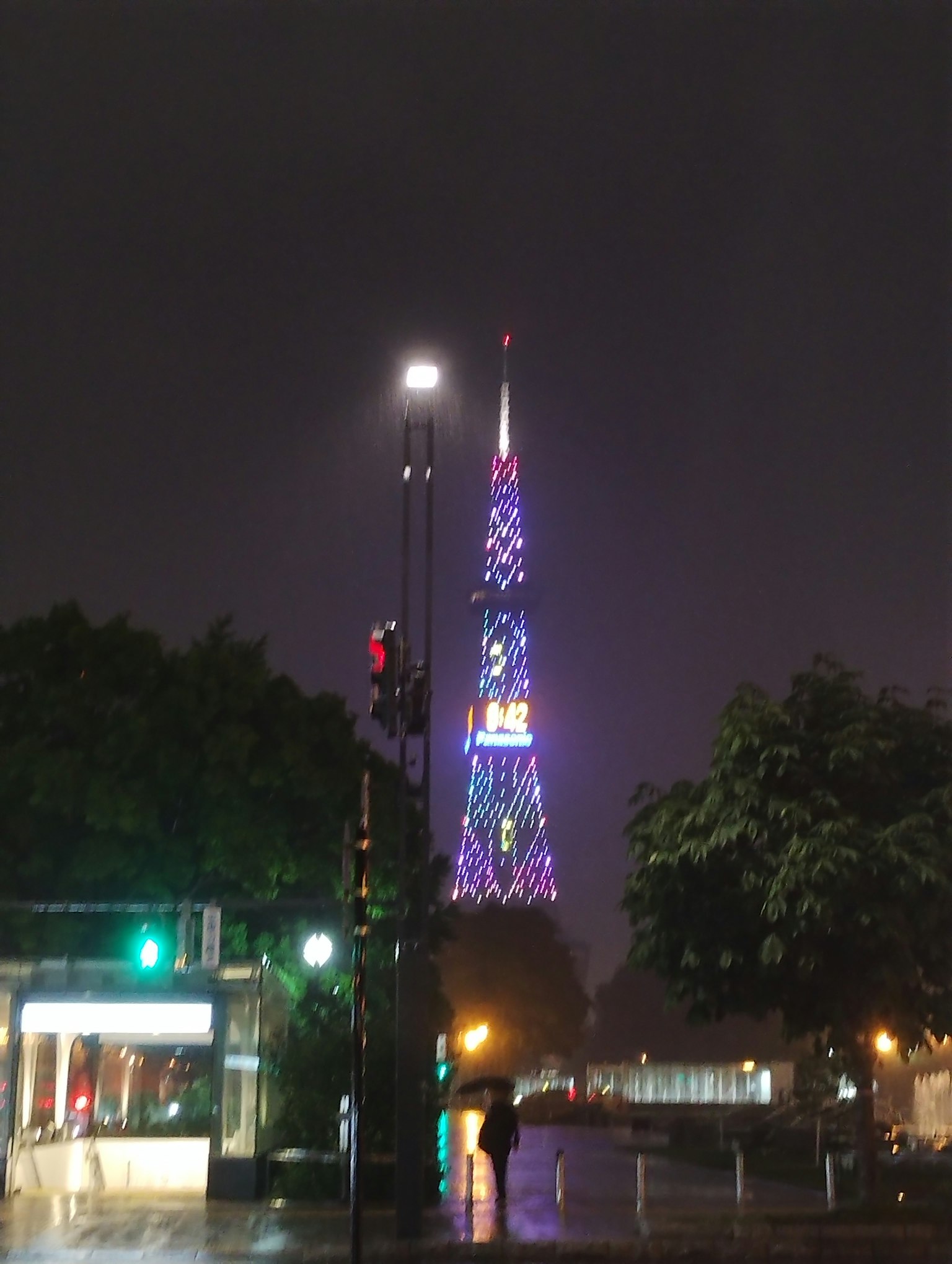 Der Nagoya Fernsehturm nachts wunderschön beleuchtet