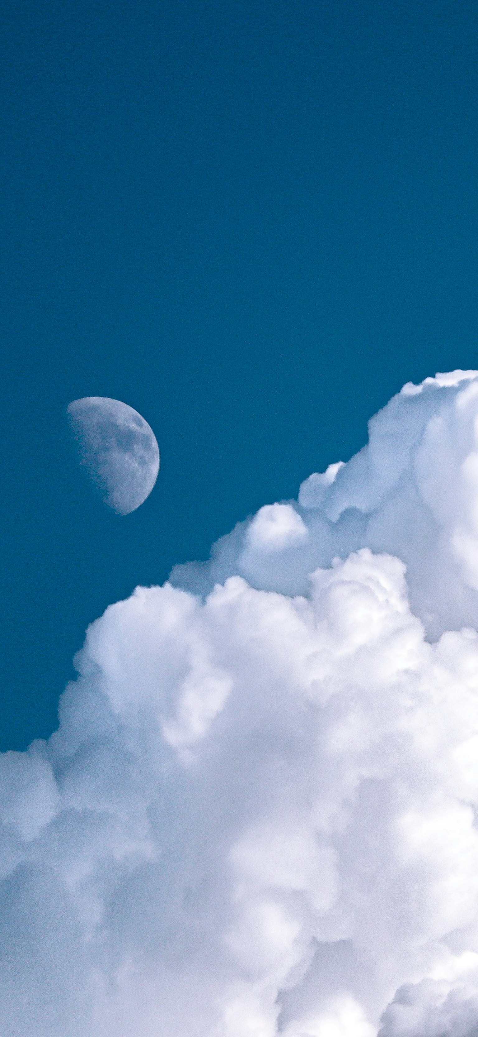 Hermosa escena de nubes blancas y una luna creciente en un cielo azul