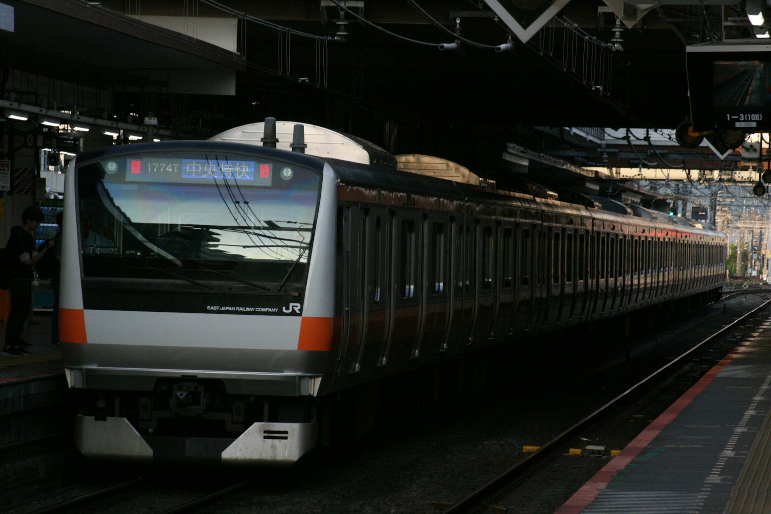 Detail kereta di stasiun menunjukkan bagian depan dan samping