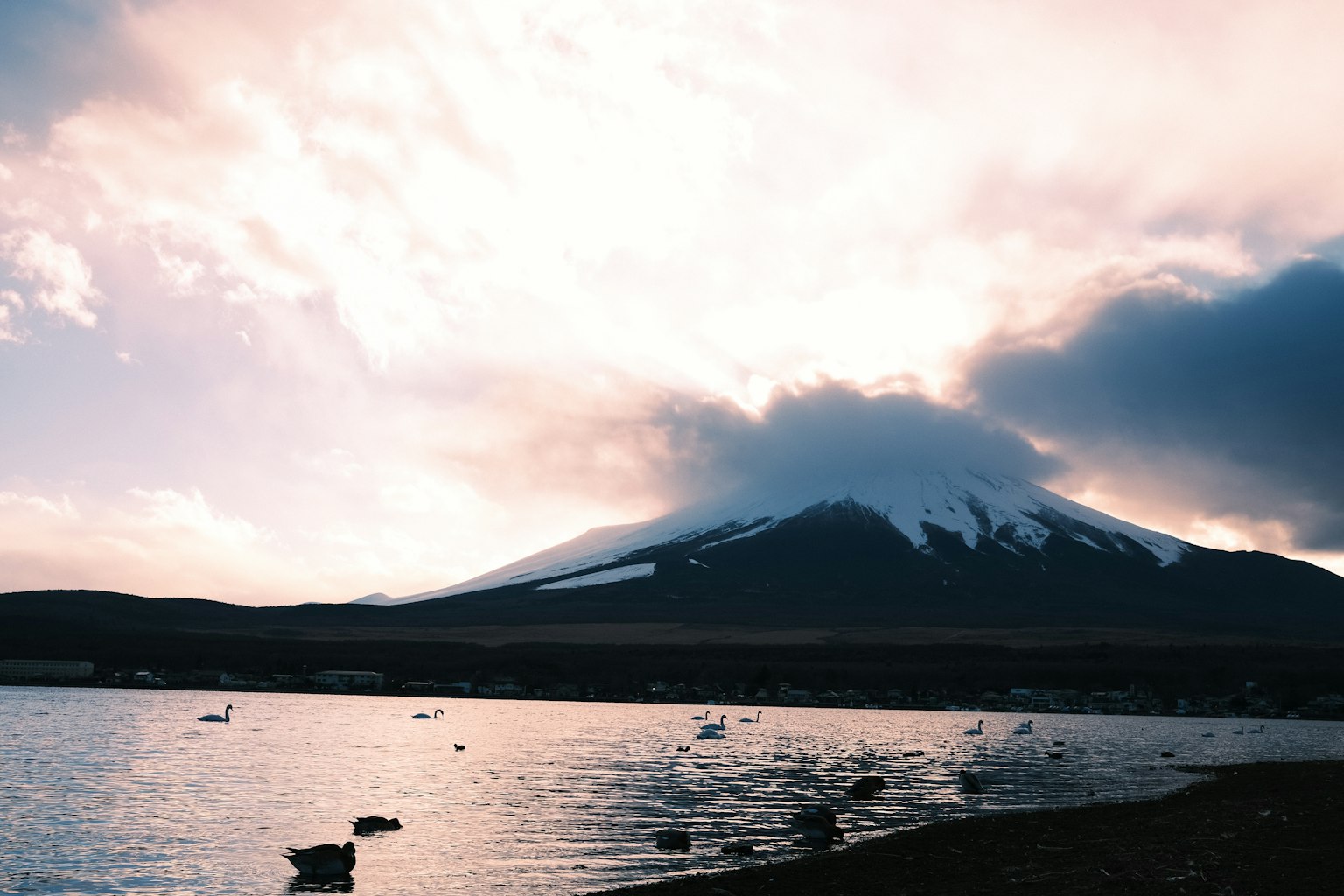 Panoramablick auf den Fuji mit Reflexionen im Wasser