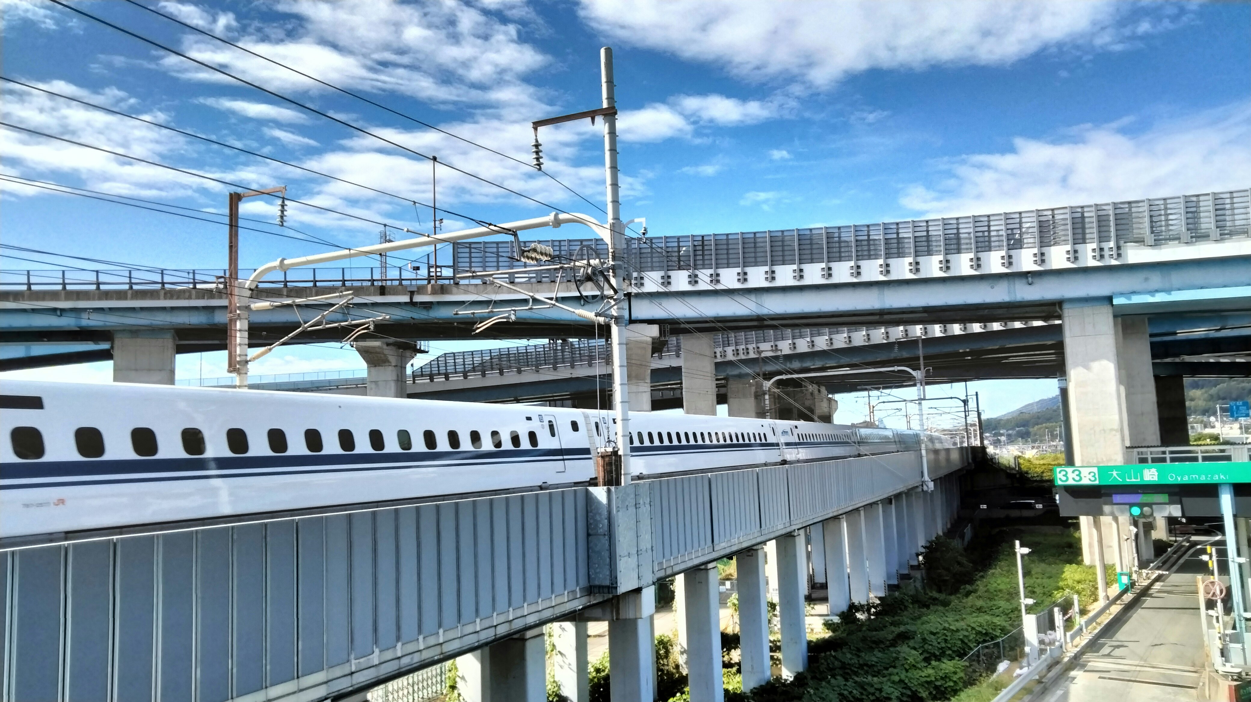 高架軌道上行駛的列車與高架橋的車站場景