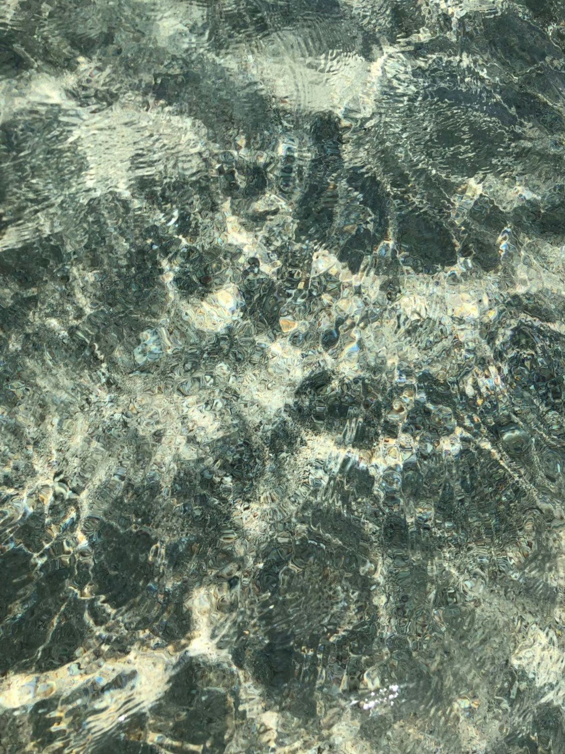 孤岛海面的光影涟漪