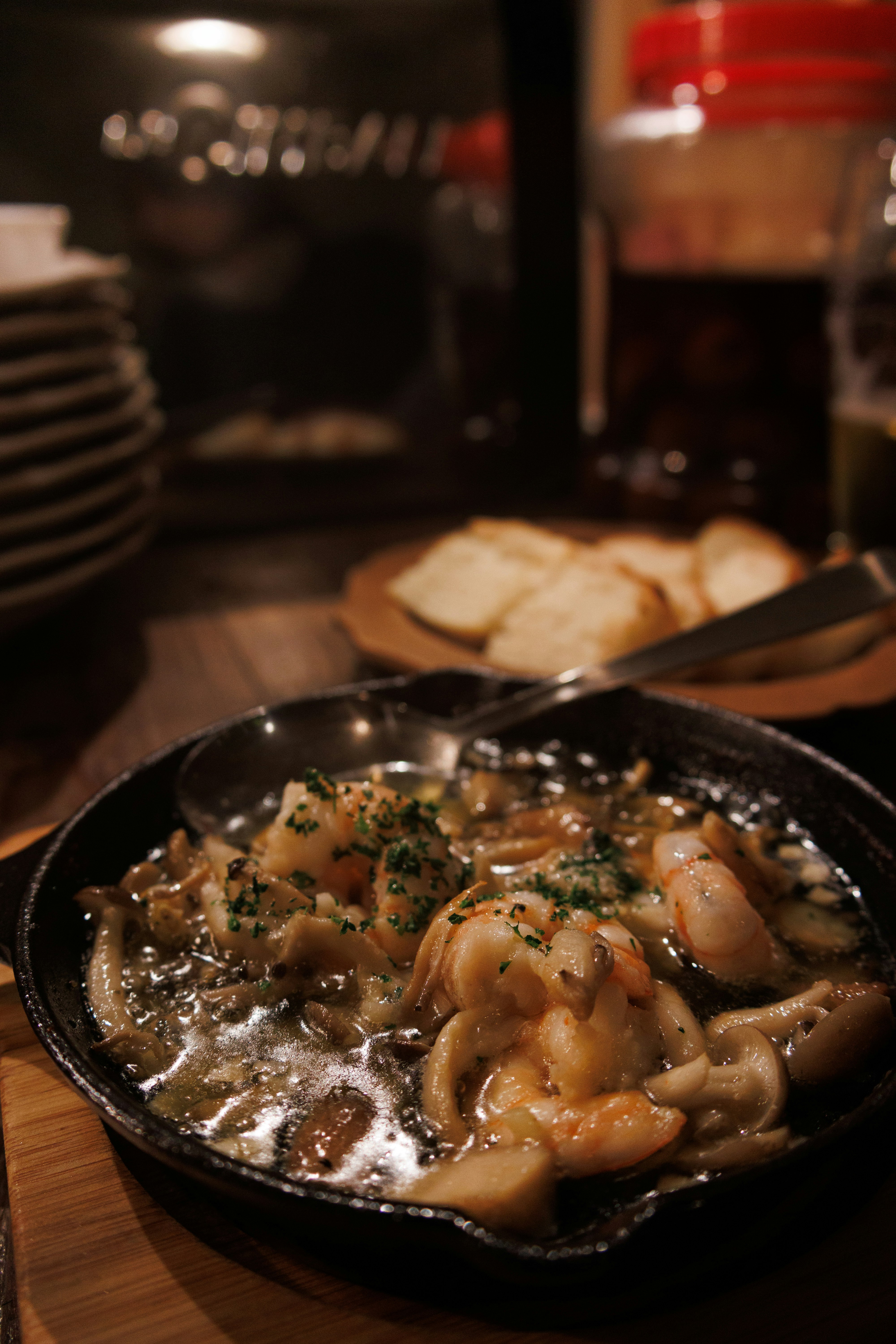 木製カウンター上の熱々のパスタ料理