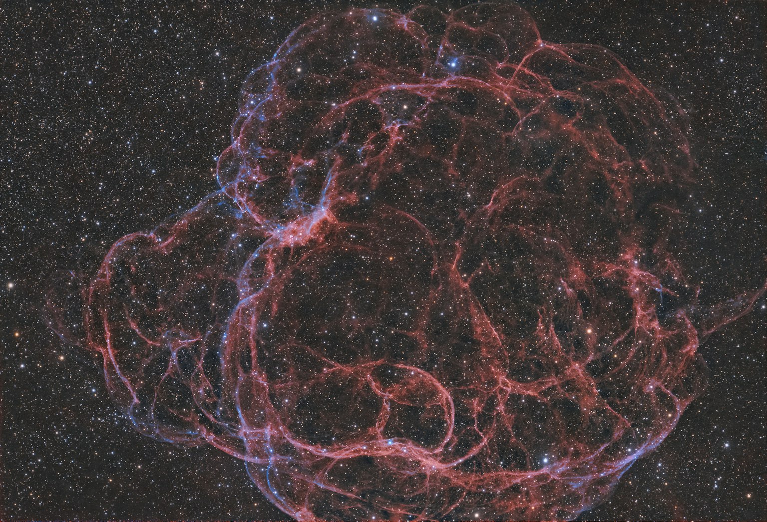 Gambar nebula menakjubkan yang menampilkan struktur dan warna yang rumit