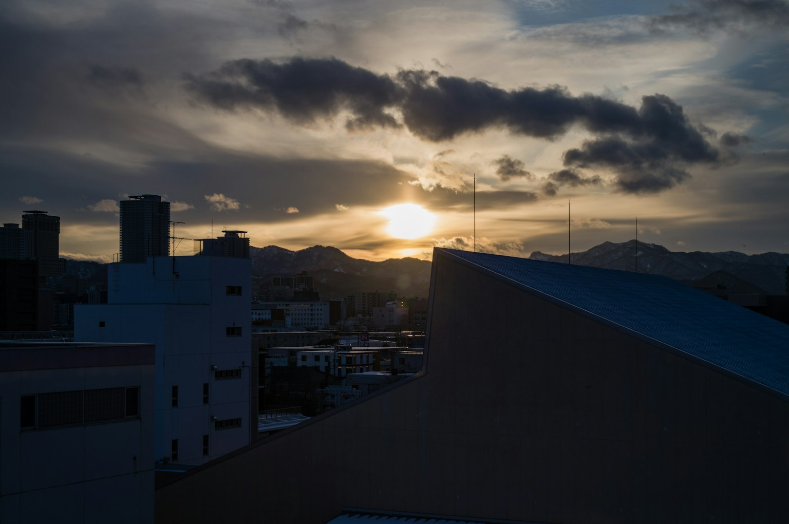 城市风景与山后落日