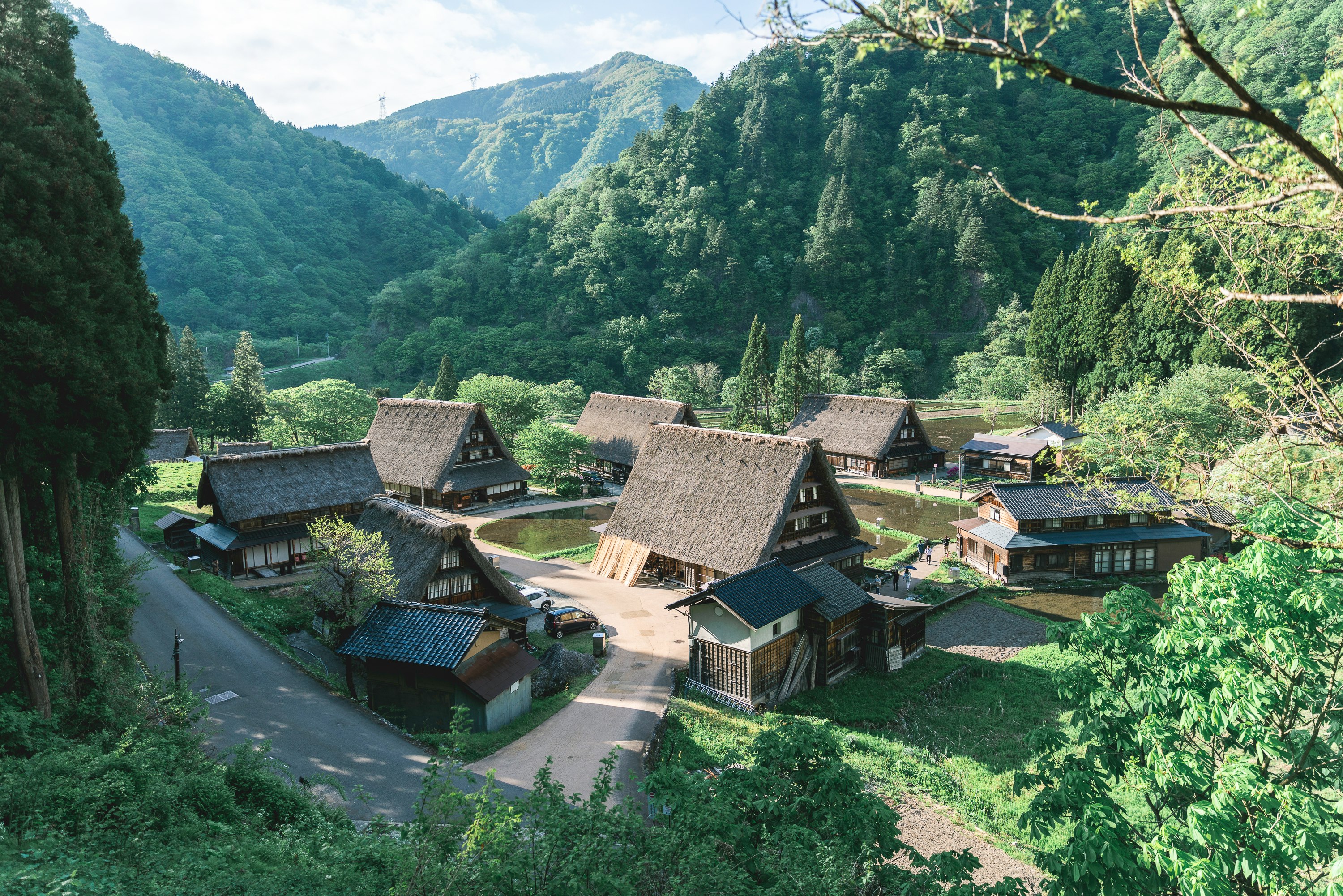 绿意群山环绕的传统老屋村落景观