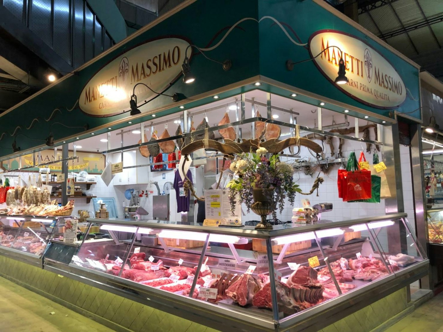 Exterior de una carnicería con exhibición de carne fresca y elementos decorativos