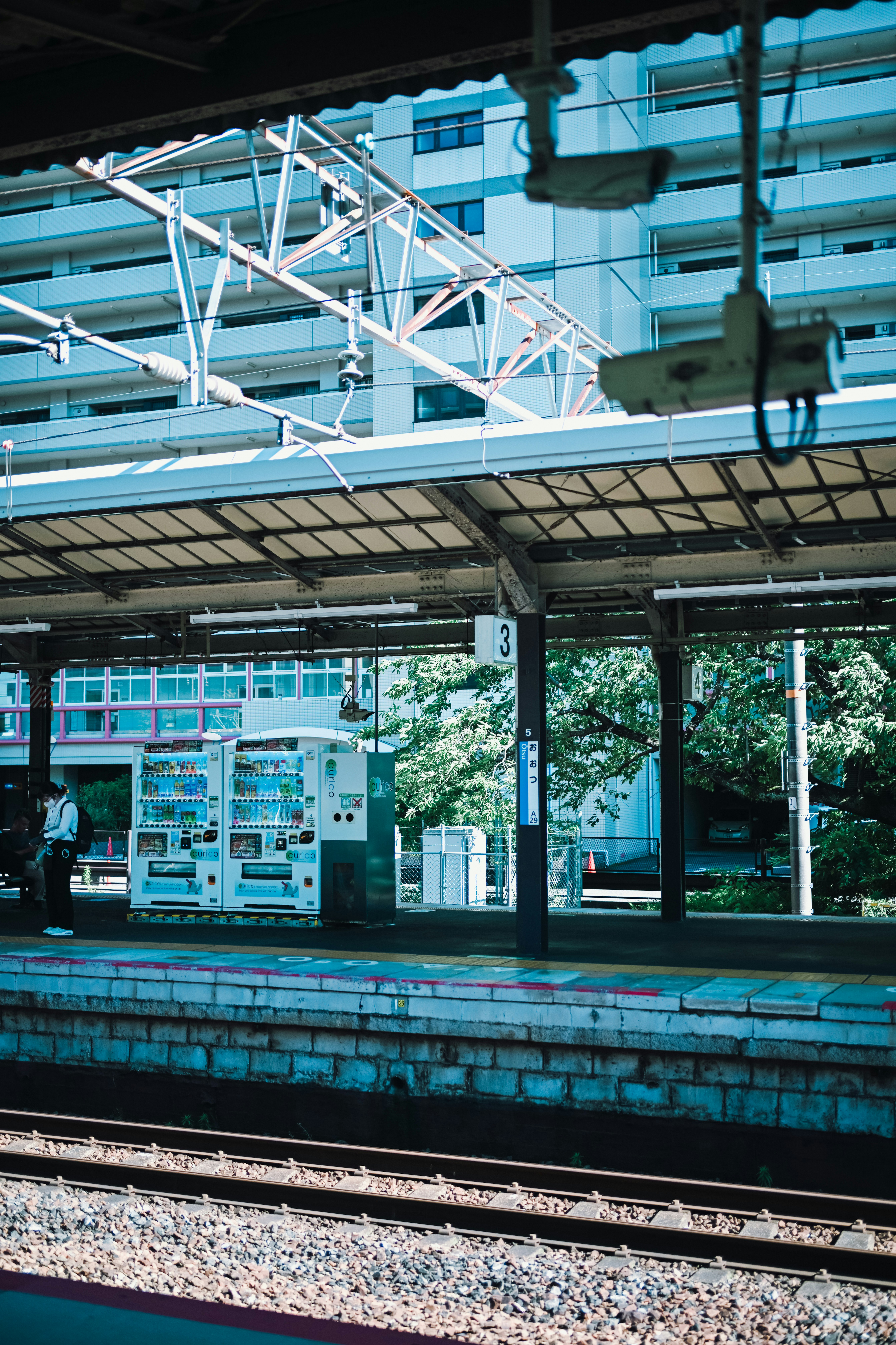 車站月台停靠的列車與鐵軌景象