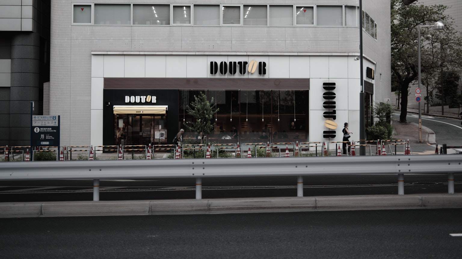 Esterno di un caffè moderno con vista sulla strada
