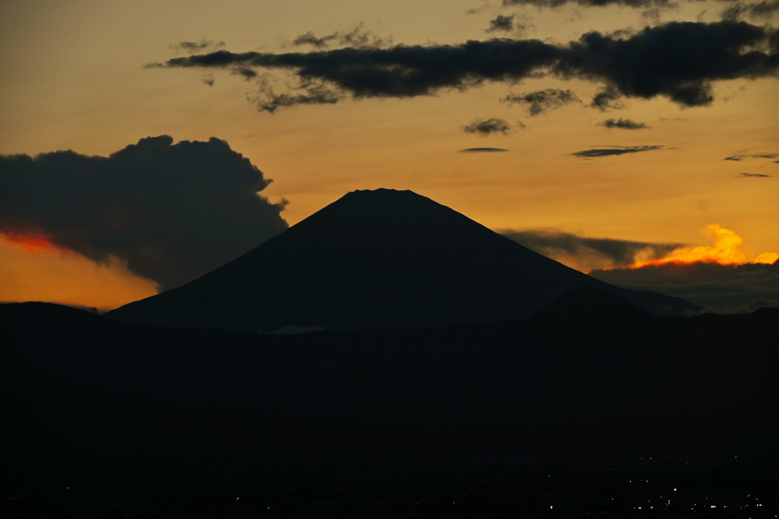 Siluet gunung yang indah saat matahari terbenam