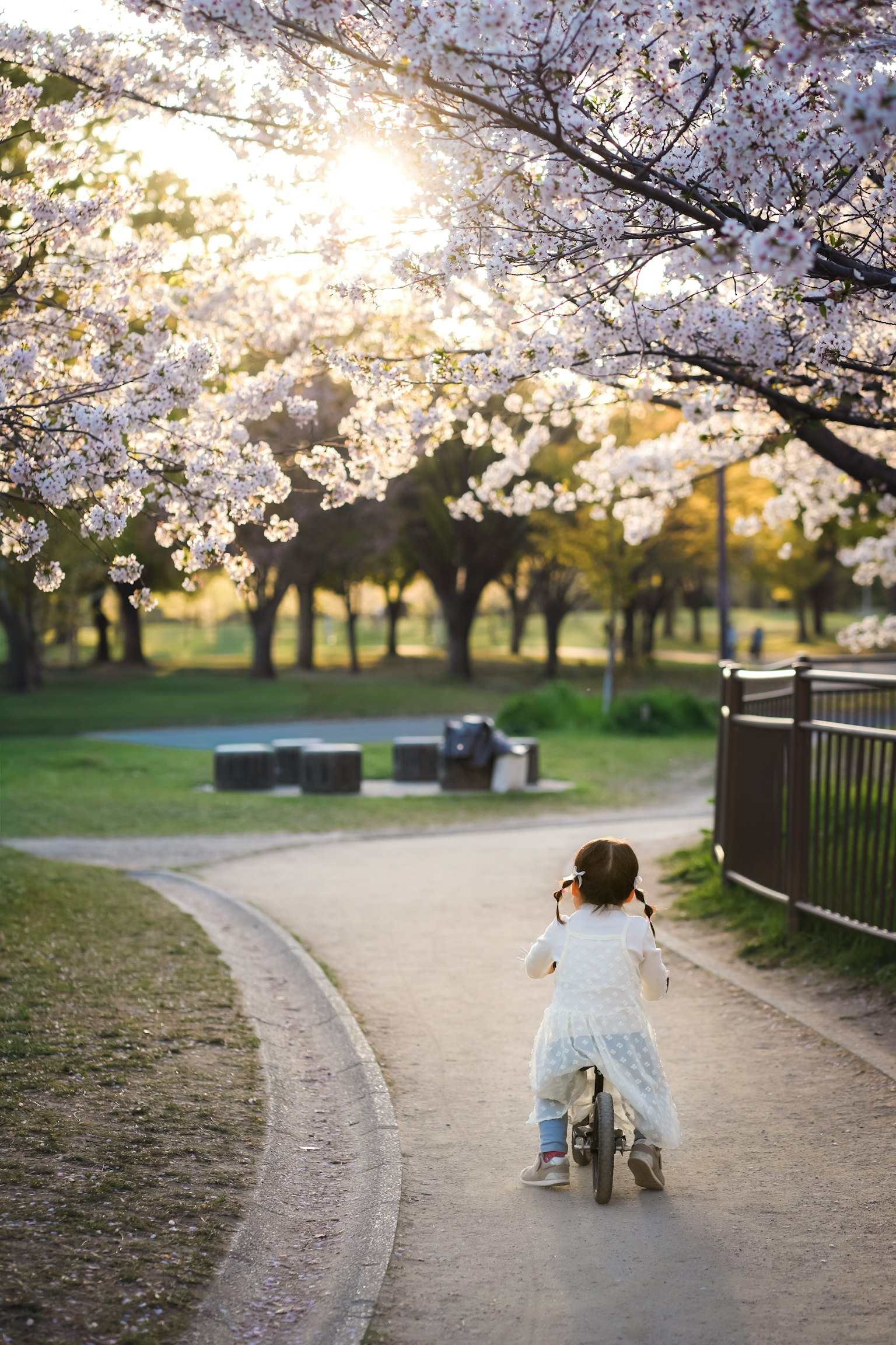 어두운 회색 배경의 간단한 디자인 이미지