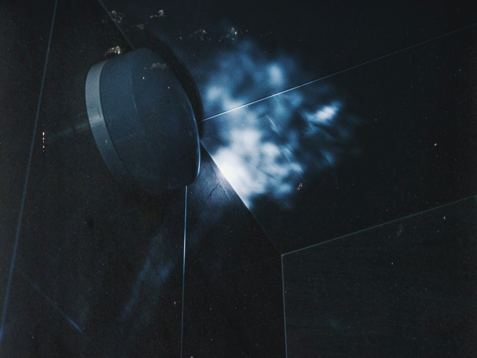 暗い背景に浮かぶ光のスポットと煙のような効果