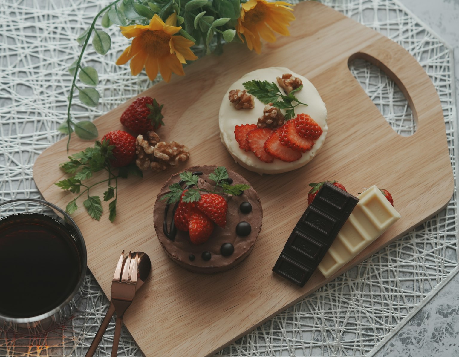 ของหวานบนถาดไม้พร้อมสตรอเบอร์รีวอลนัทและกาแฟหนึ่งถ้วย